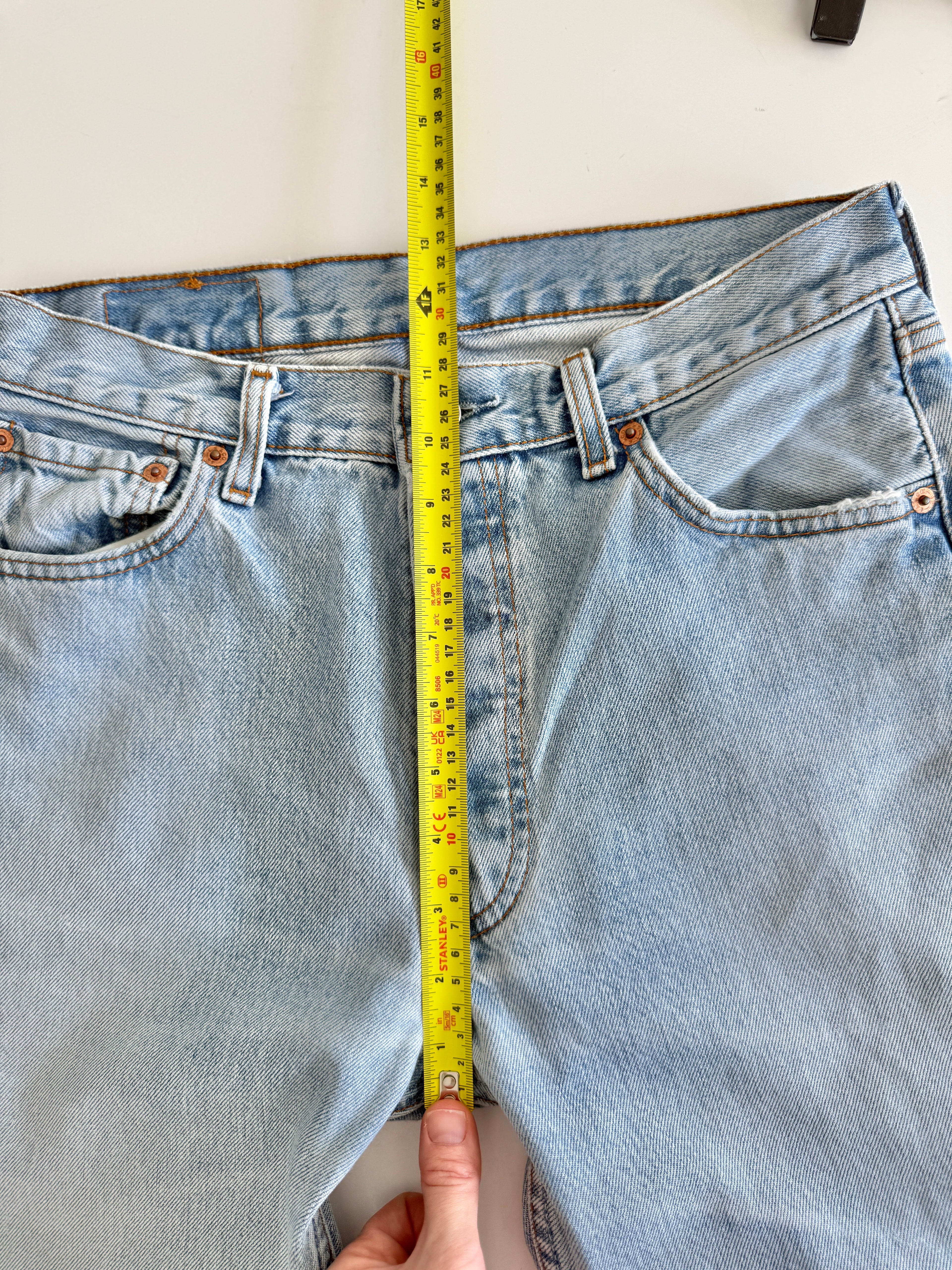 W28 L33 vintage Levis 501 27-28” measured light faded blue made in 90s