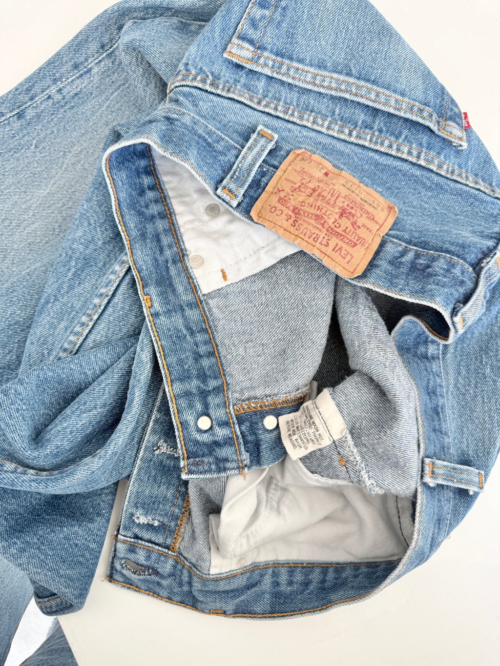 W33 L29 vintage Levis 501 32/33” dark blue faded Levi’s 501s USA 80s