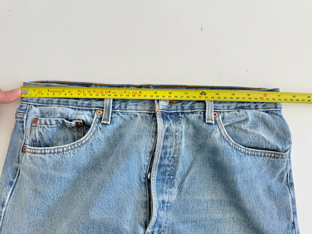 W33 L32 vintage Levis 501 32/33” measured waist medium blue 90s USA  501s