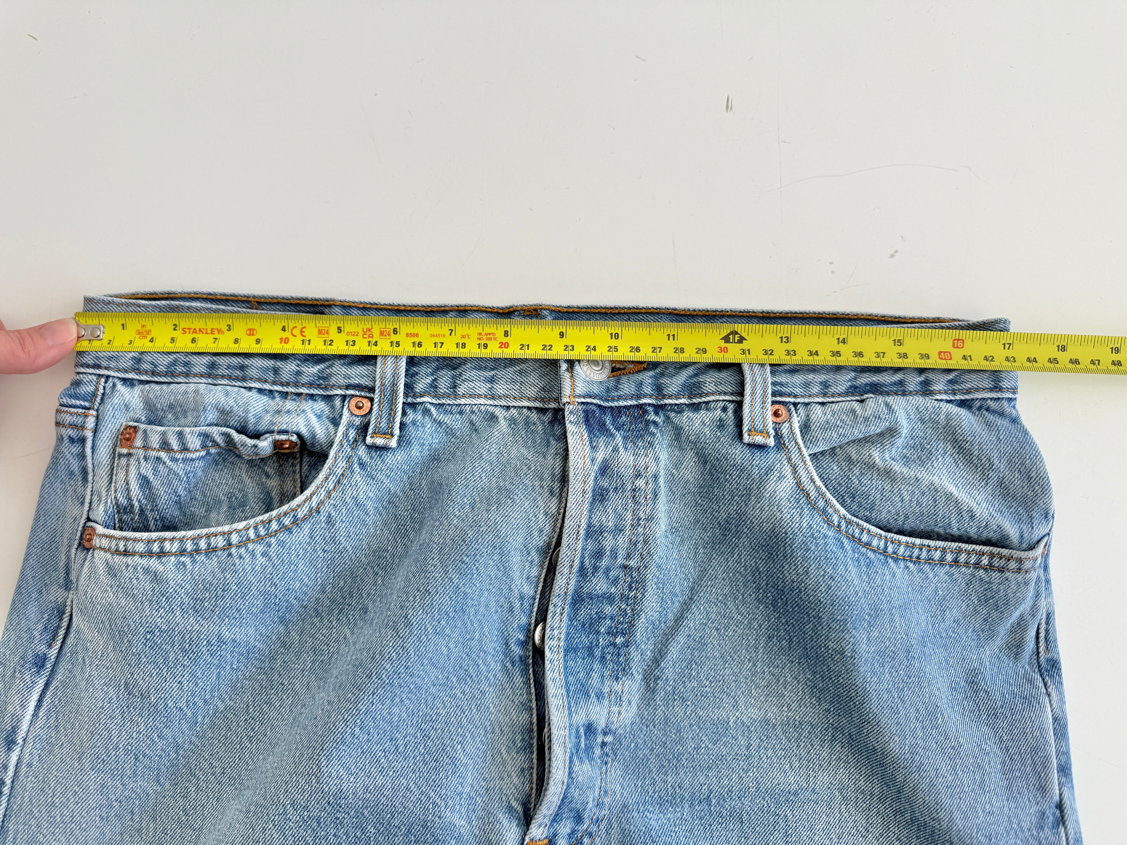 W33 L32 vintage Levis 501 32/33” measured waist medium blue 90s USA  501s