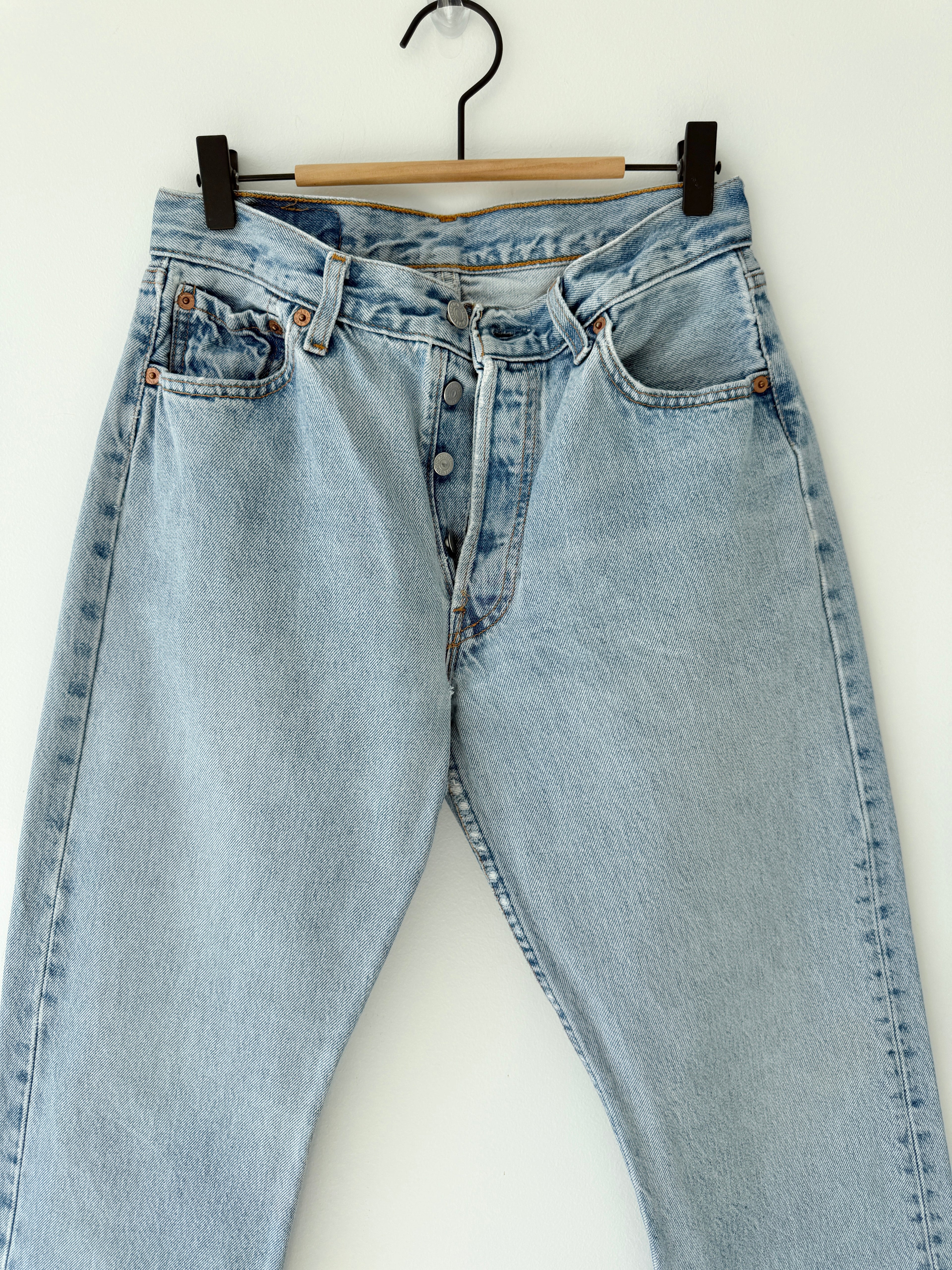W27 L29 vintage Levis 501 27” measured waist light blue 501s 90s USA student fit denim