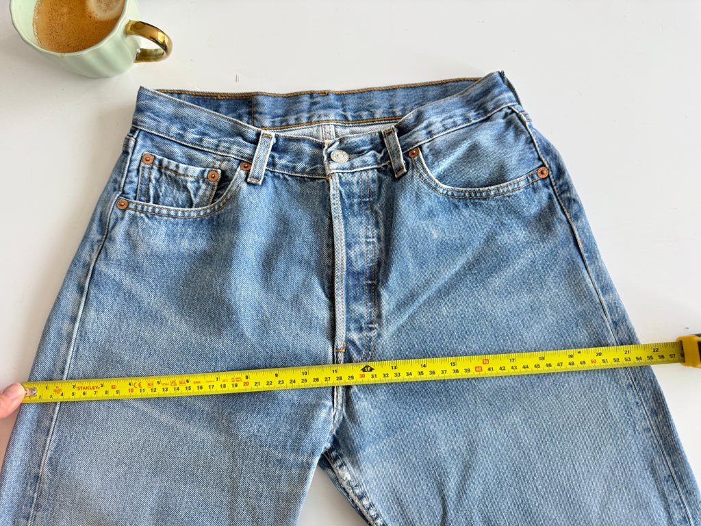 W28 L28 vintage Levis 501 medium blue 26/28” measured waist 501s Y2K
