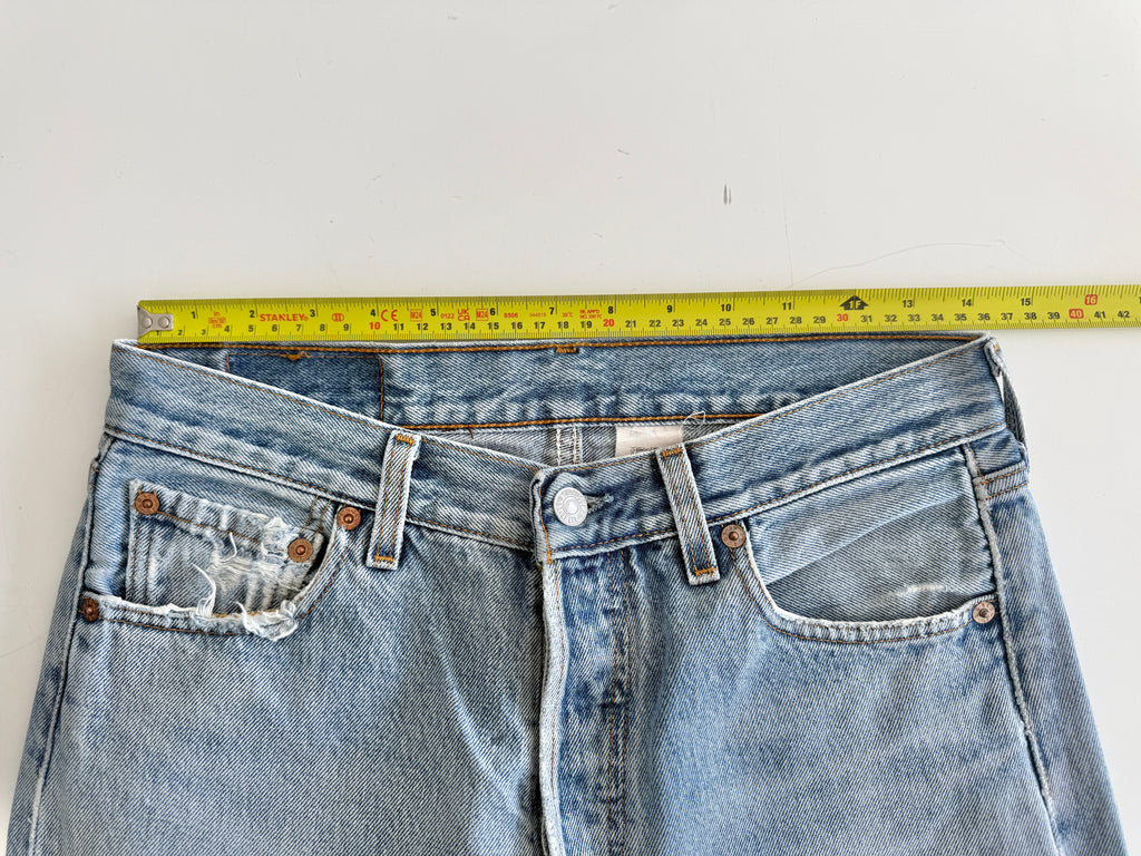 W29 L31 vintage Levis 501 28-29” measured light faded blue denim y2k levi’s 501s
