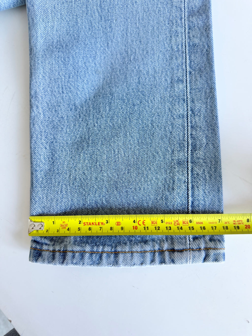W25 L28 vintage Levis 501 medium blue faded 25” measured waist 90s levis 501s
