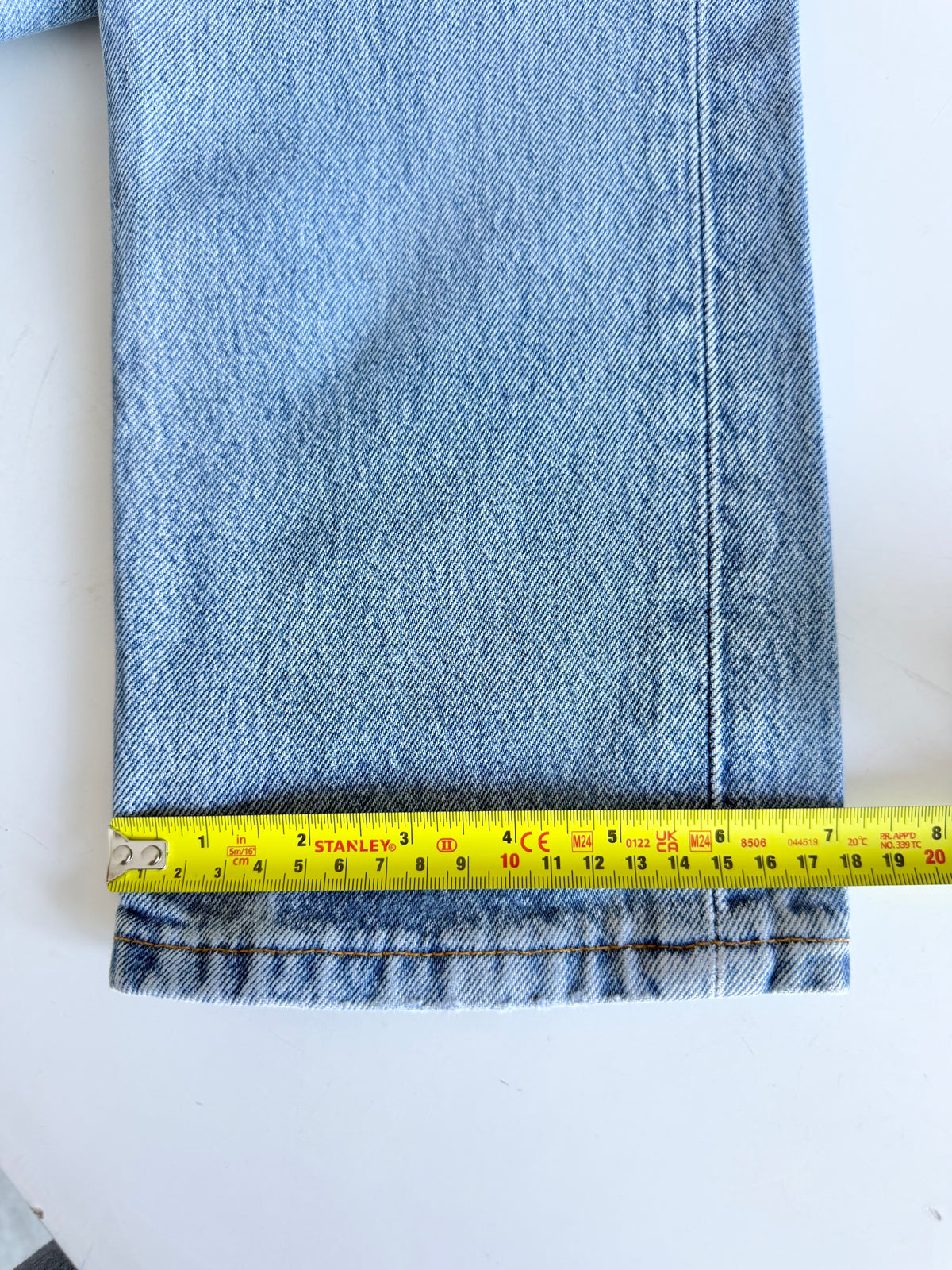 W25 L28 vintage Levis 501 medium blue faded 25” measured waist 90s levis 501s