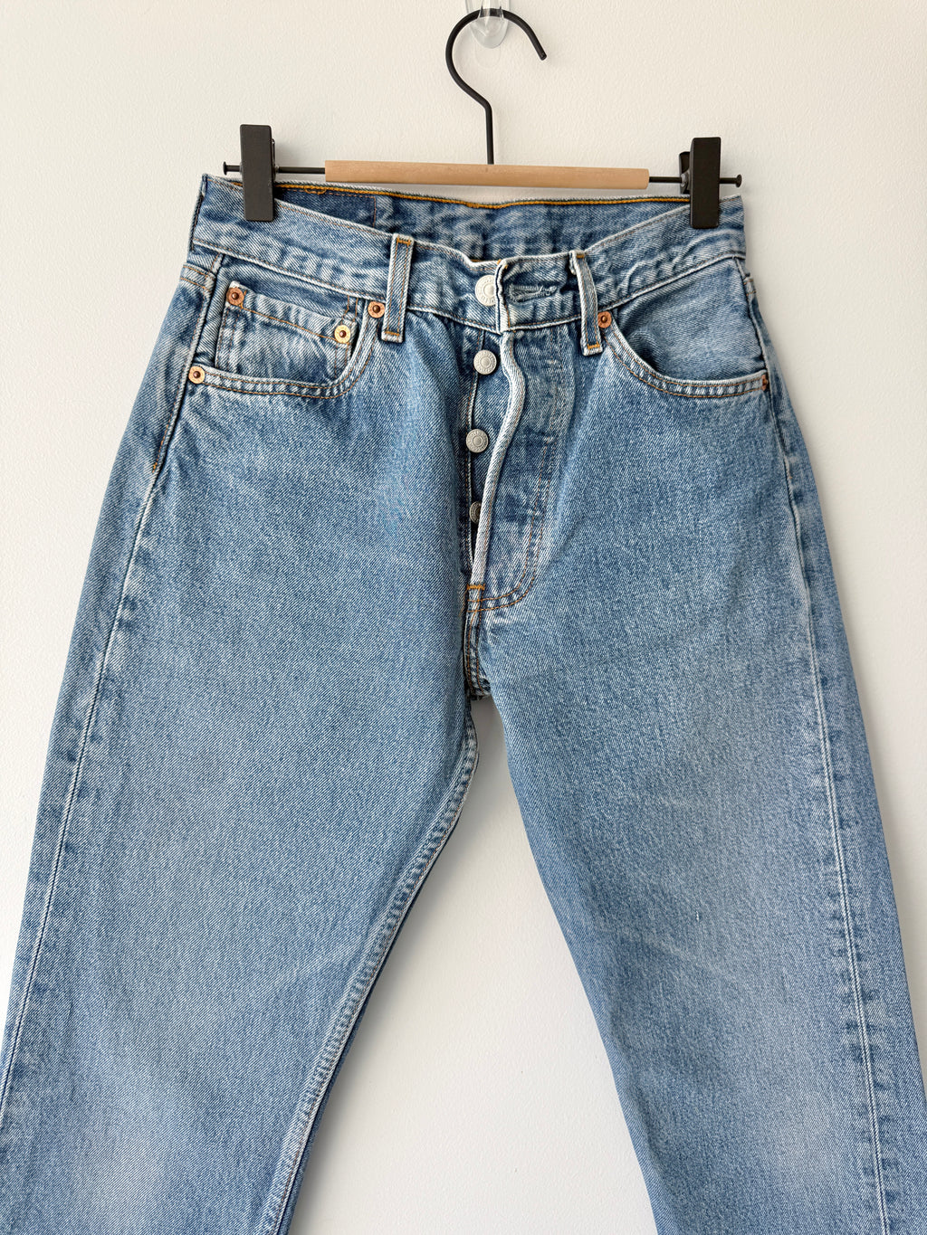 W25 L29 vintage Levis 501s 25” measured medium blue fade 501s 90s