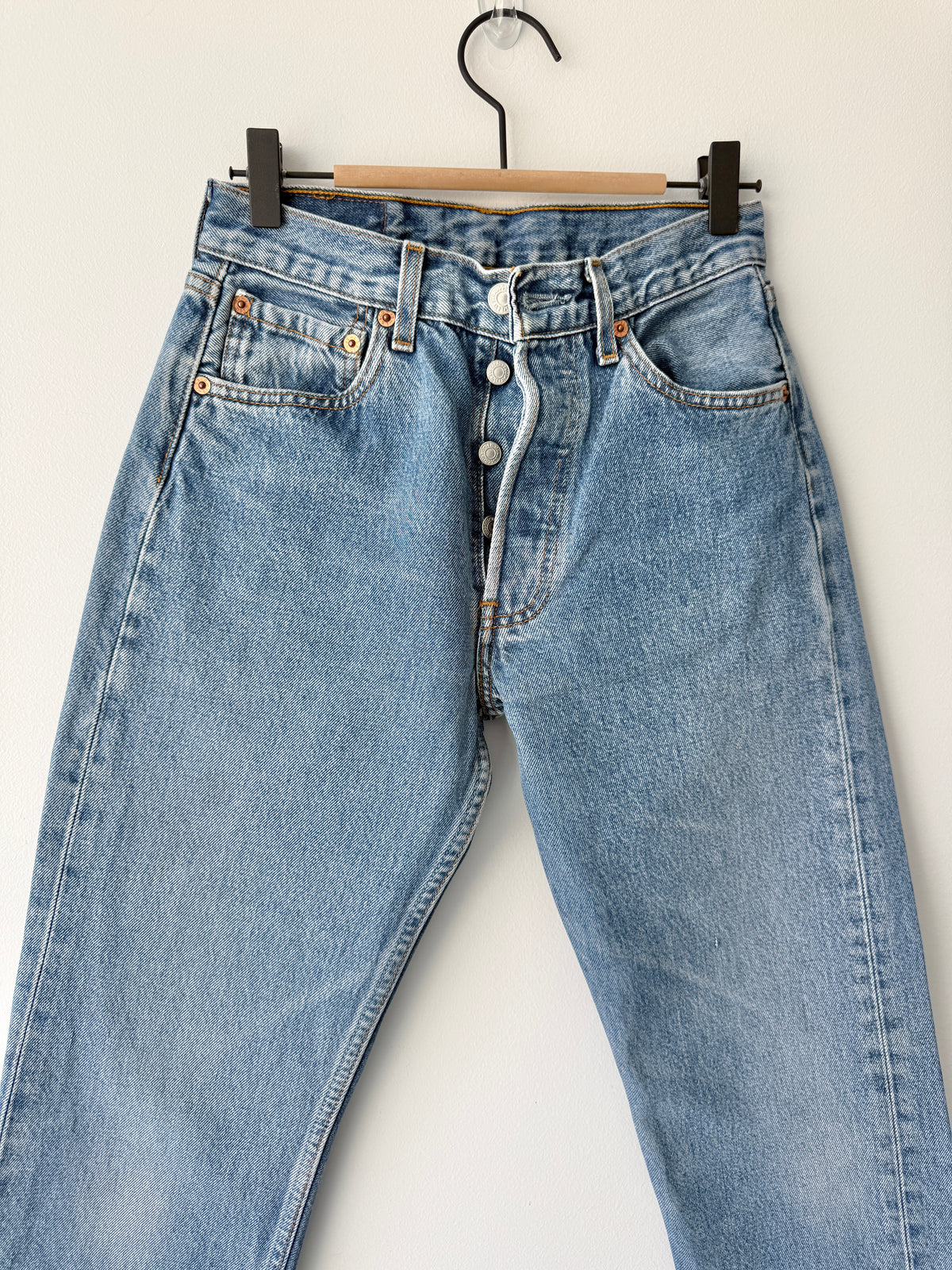 W25 L29 vintage Levis 501s 25” measured medium blue fade 501s 90s