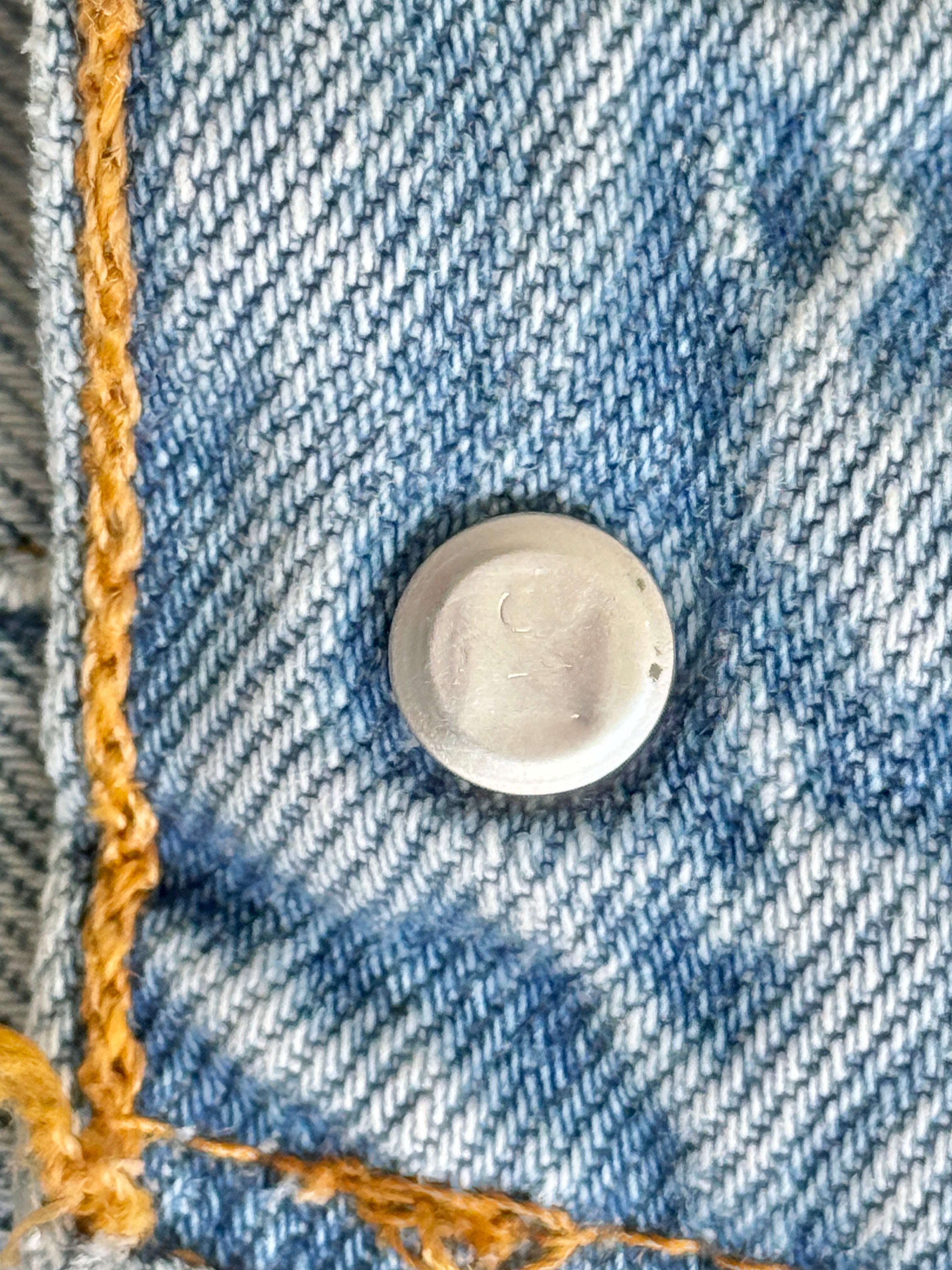 Distressed W28 L29 vintage Levis 501 27/28” measured light faded blue denim 90’s 501s USA student fit