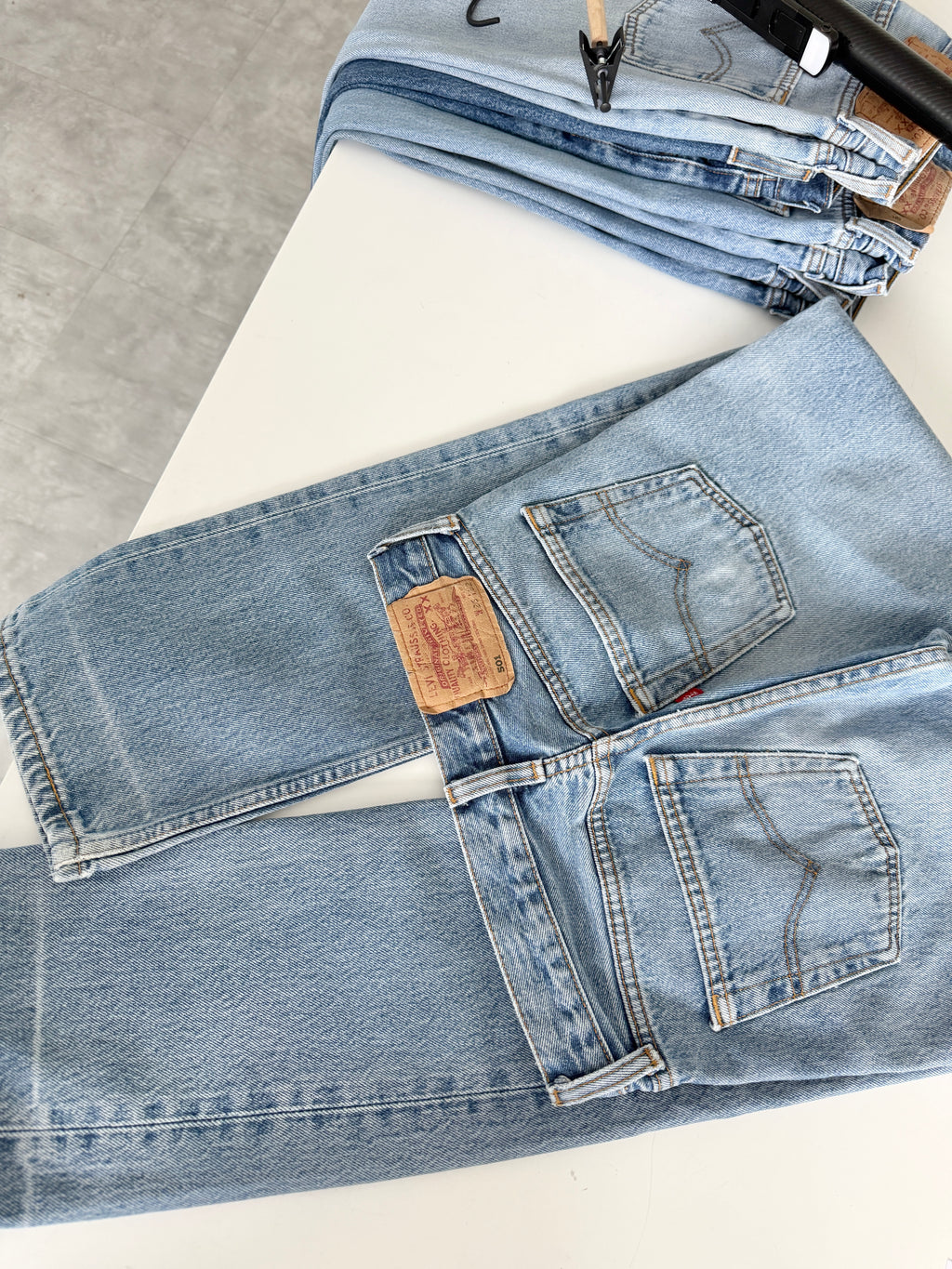 W25 L31 vintage Levis 501 24-25” measured medium light blue faded denim 90s 501s