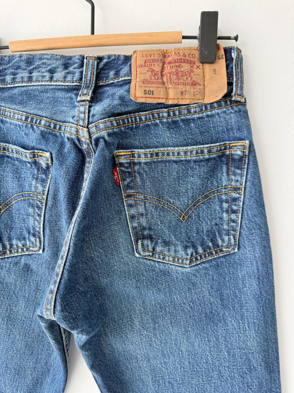 W24 L29 vintage Levis 501 23/24” measured waist faded dark blue 501s 90s denim