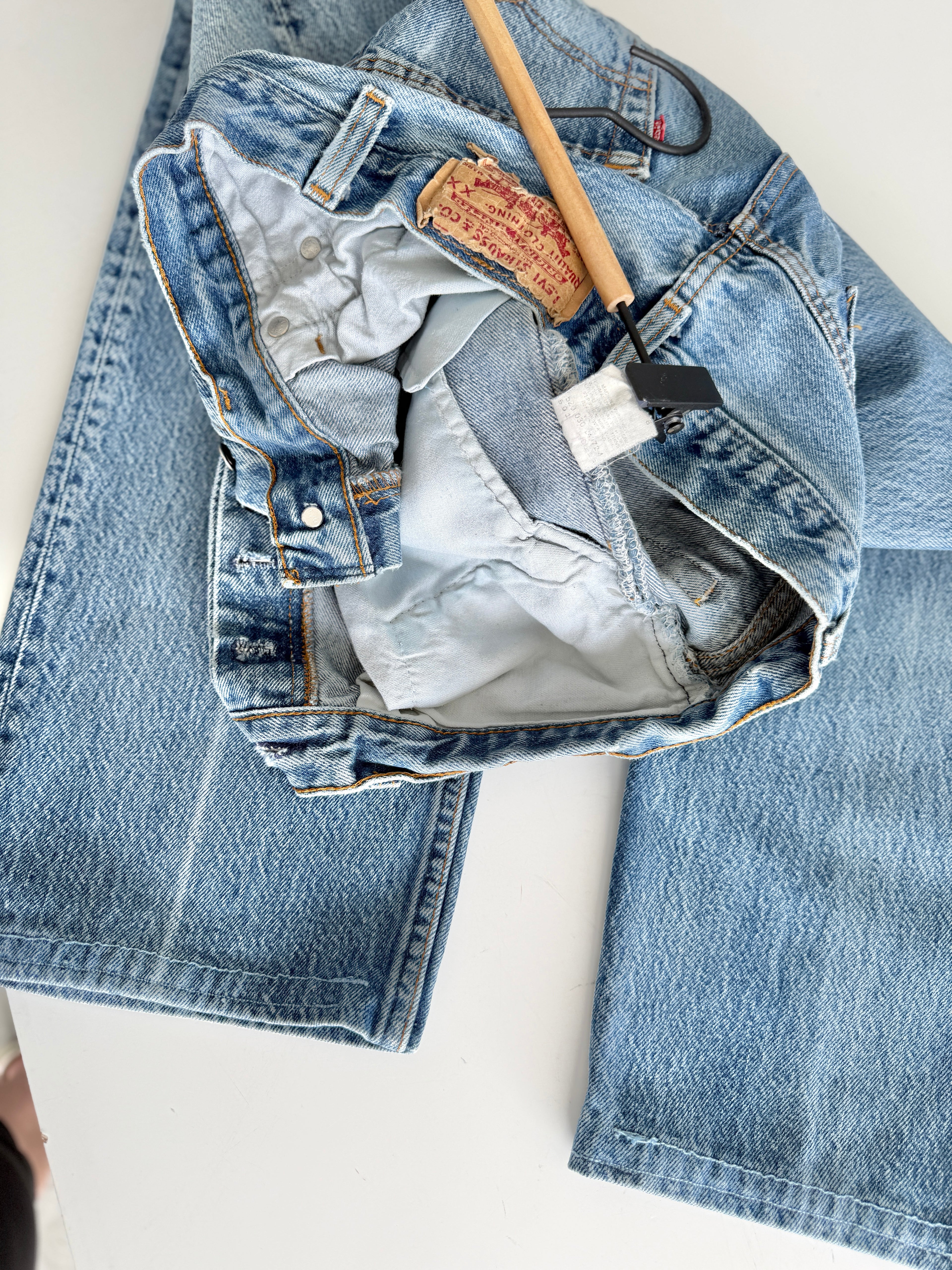 W32 L27 vintage Levis 501 31/32” measured unique faded blue denim 90s USA Levi’s 501s