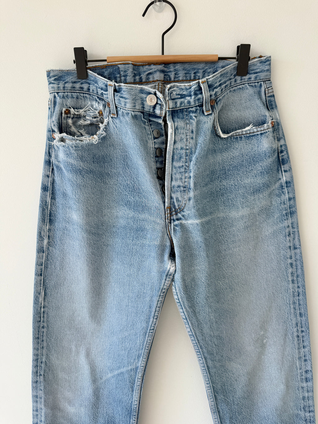 W31 L31 vintage Levis 501 30/31” measured waist light faded blue 80s 501s