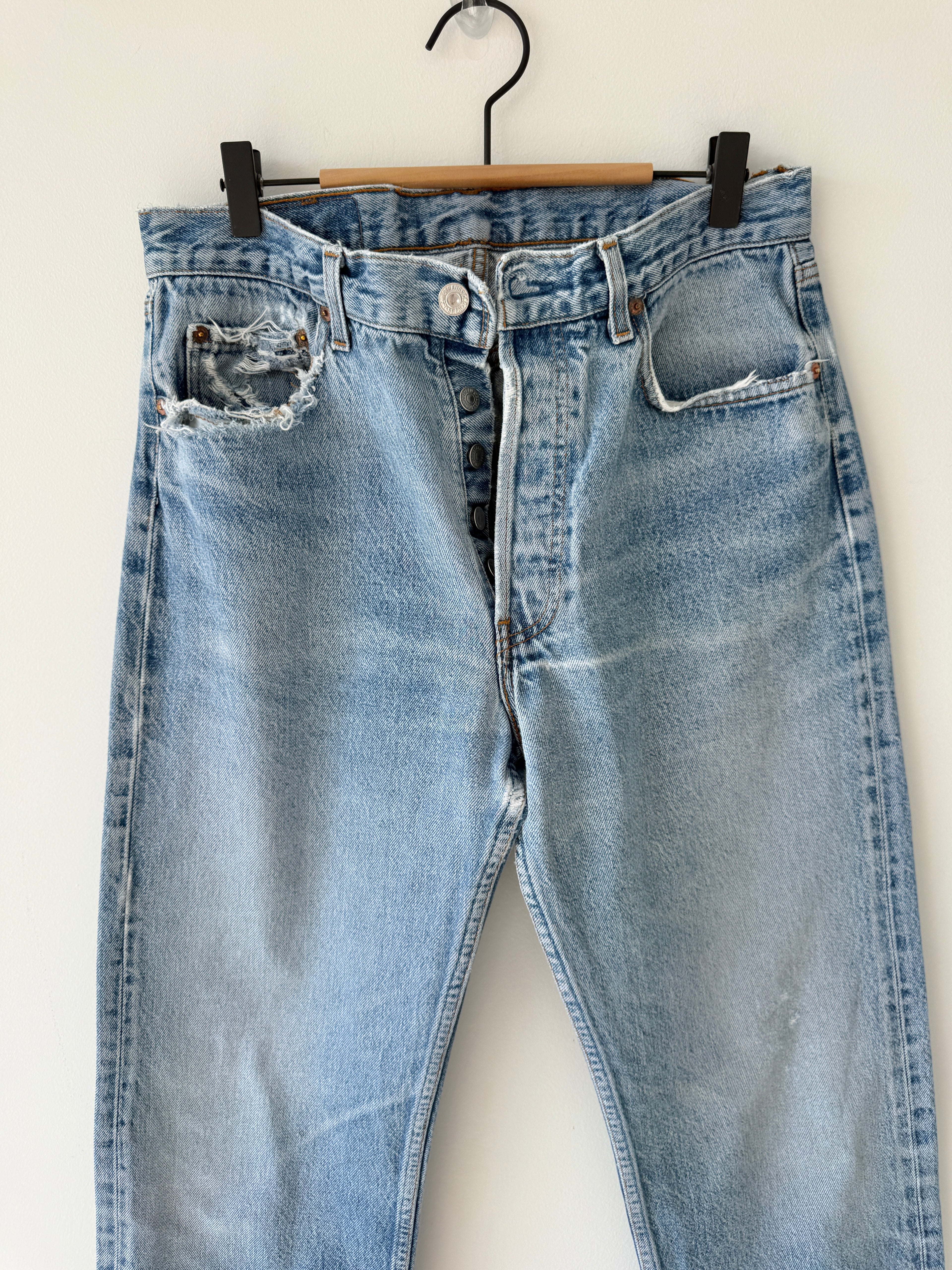 W31 L31 vintage Levis 501 30/31” measured waist light faded blue 80s 501s