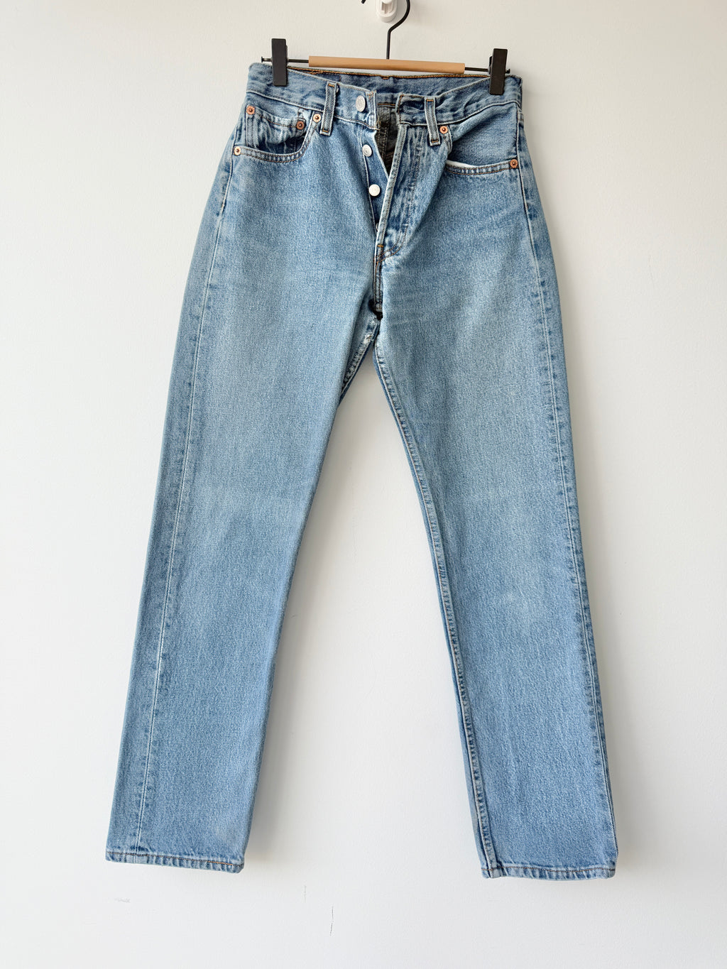 W25 L30 vintage Levis 501 24-25” medium blue 90s Levi’s 501s