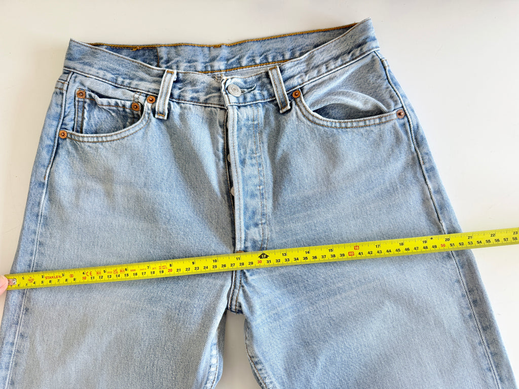 W29 L32 vintage Levis 501 28/29” light blue Levi’s 501s 90s