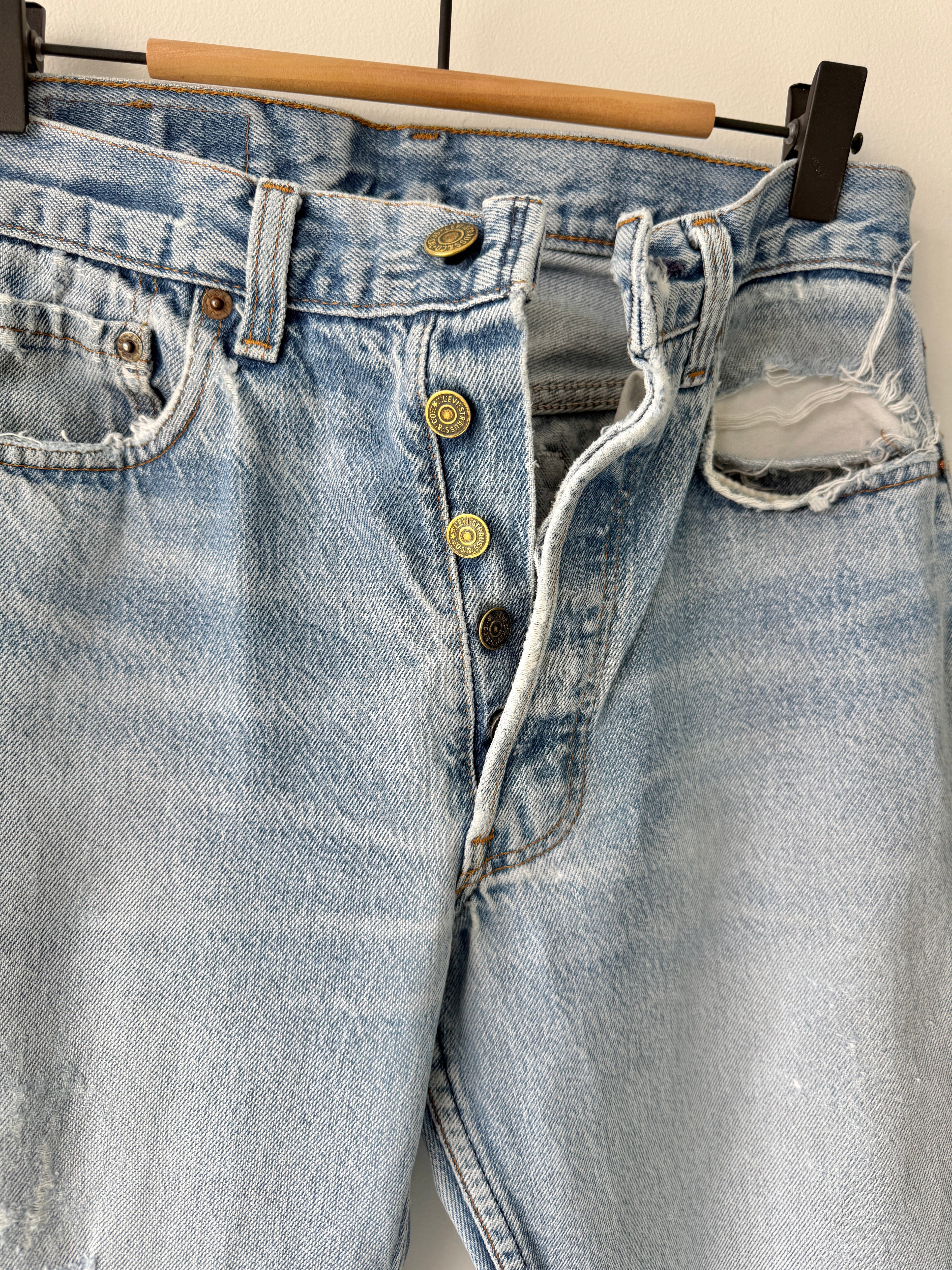 W28 L32 vintage Levis 501 27/28” measured medium light blue faded 80s USA Levi’s 501s golden buttons