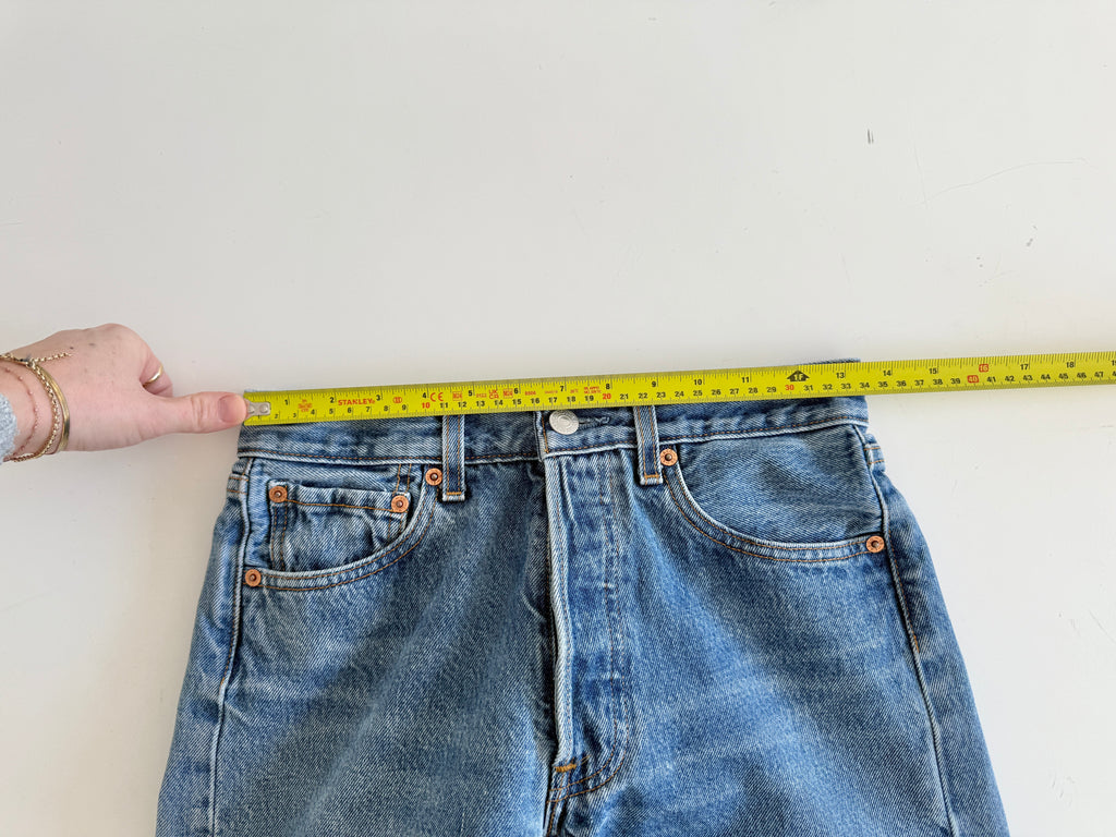 W26 L30 vintage Levis 501 25-26” medium blue 90s Levi’s 501s