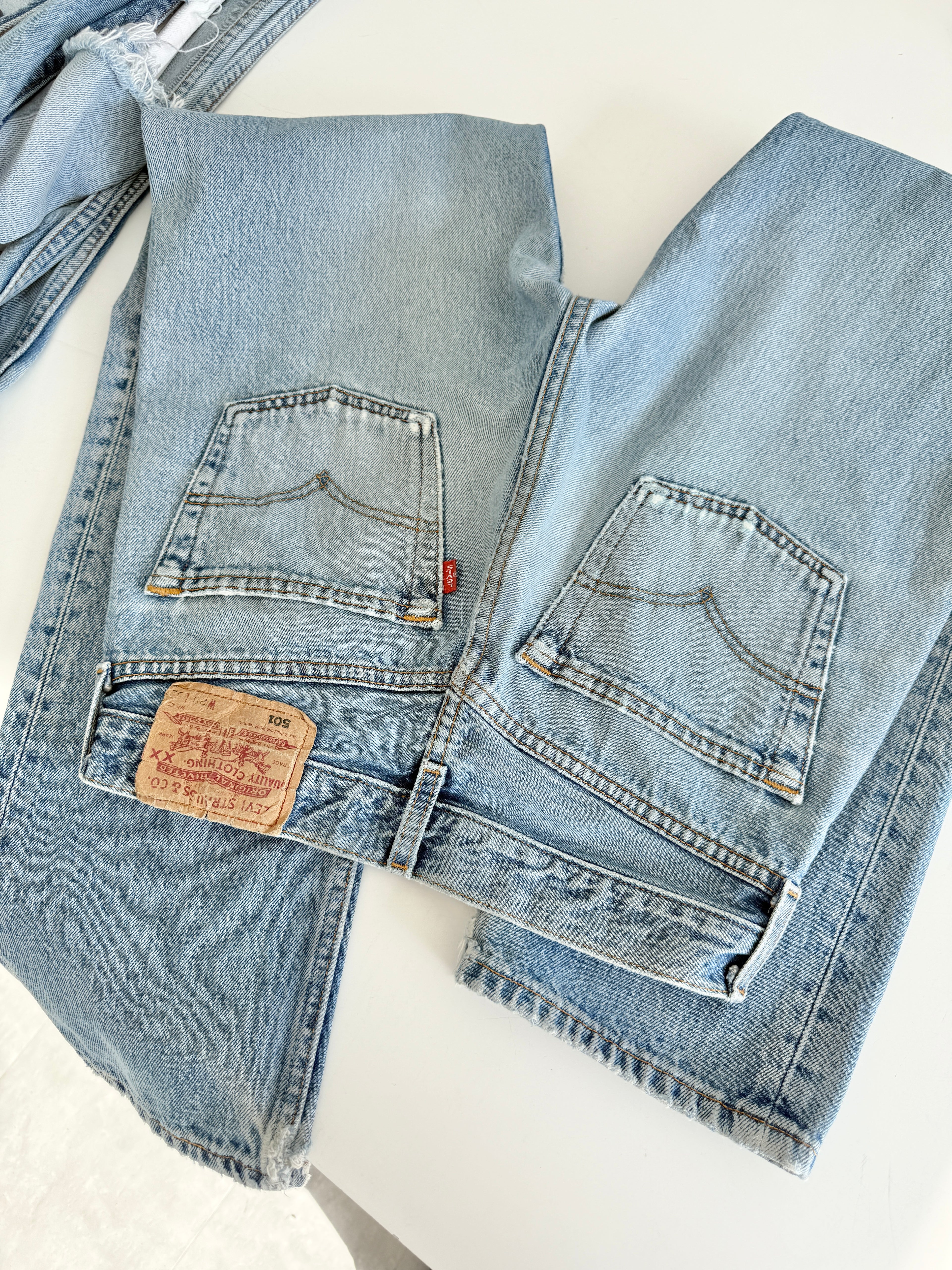 W26 L31 vintage Levis 501 25/26” measured waist medium light blue 501s Y2K denim