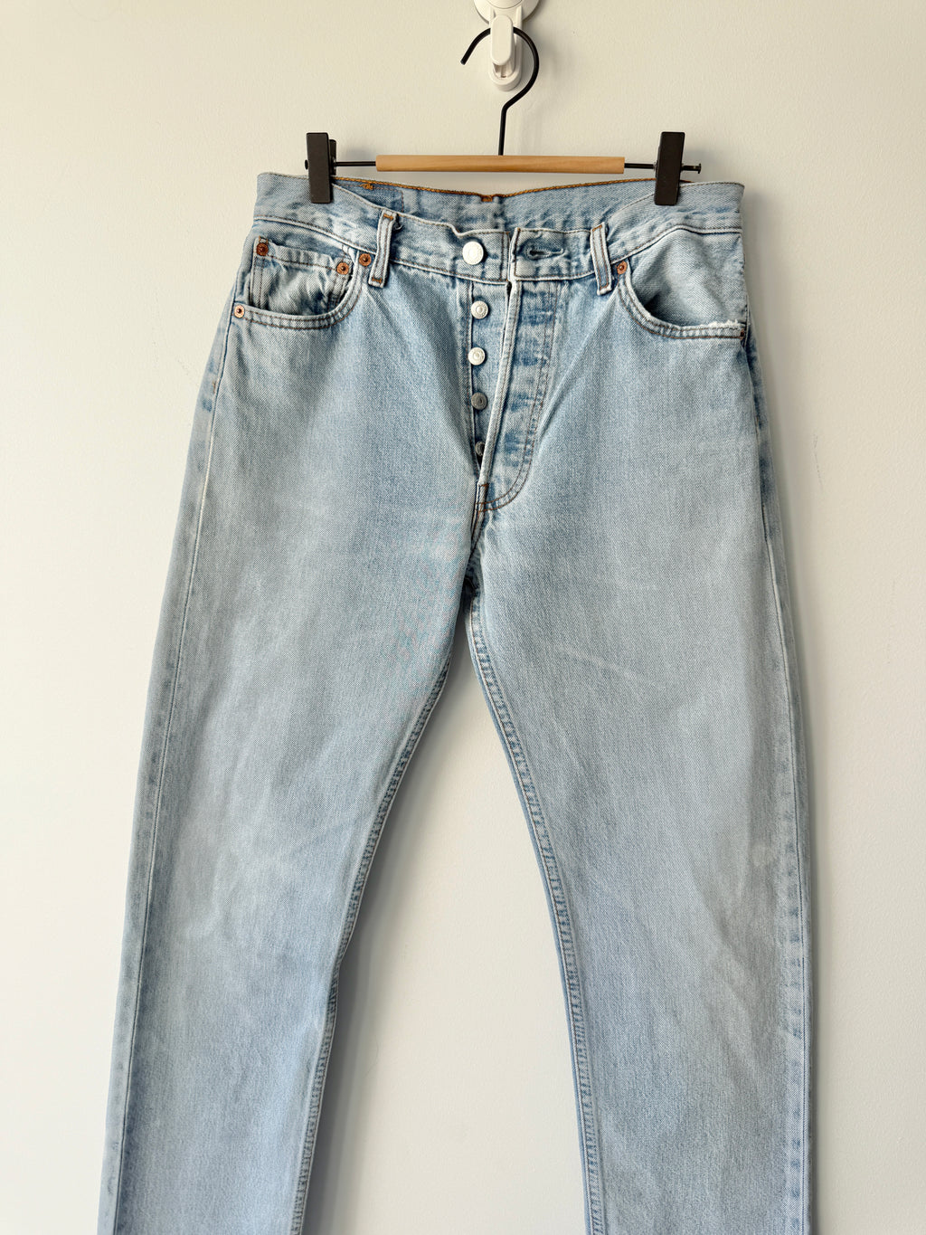 W28 L33 vintage Levis 501 27-28” measured light faded blue made in 90s