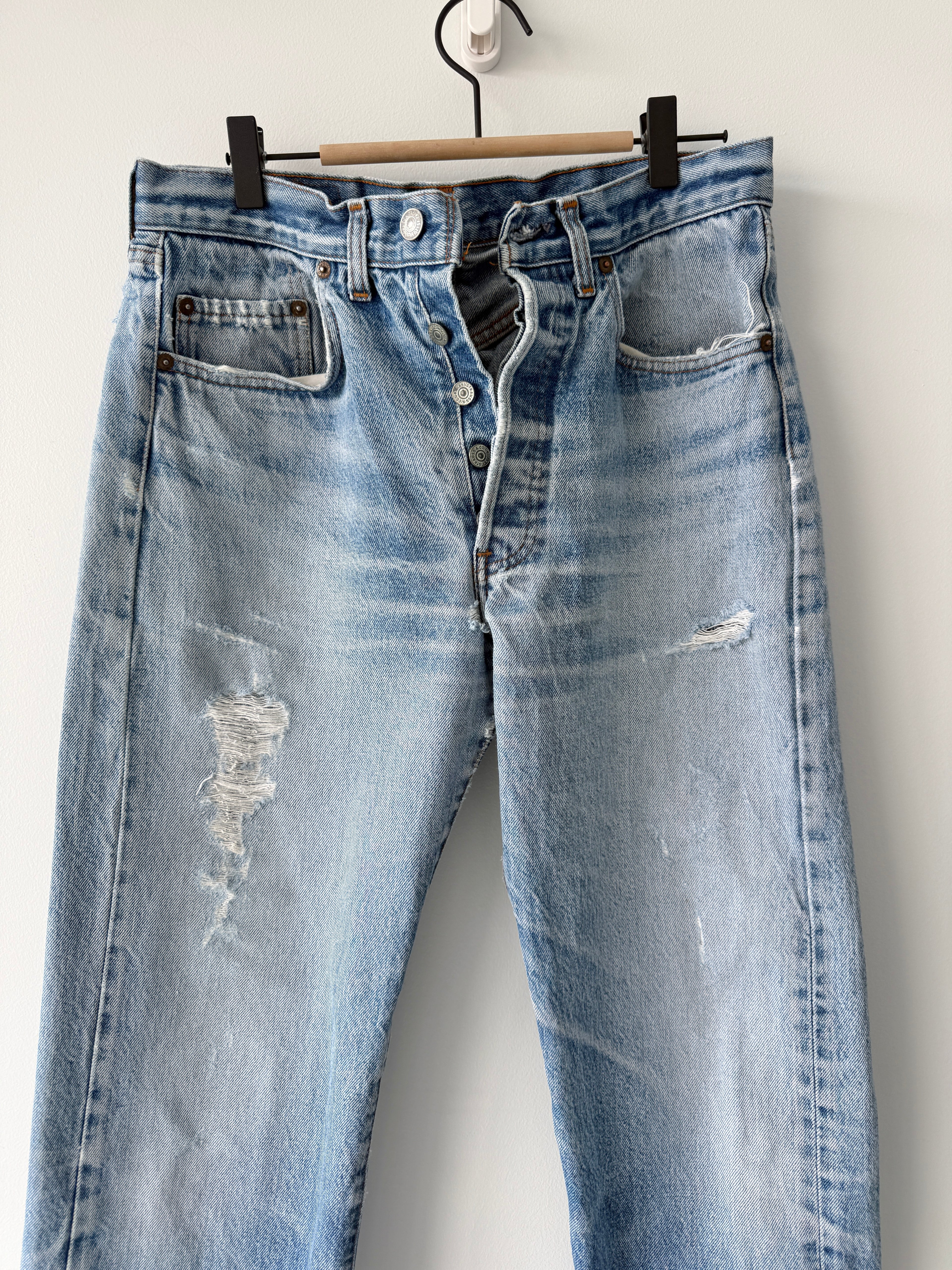 W30 L30 vintage Levis 501 29-30” measured distressed light blue denim 80s 501s