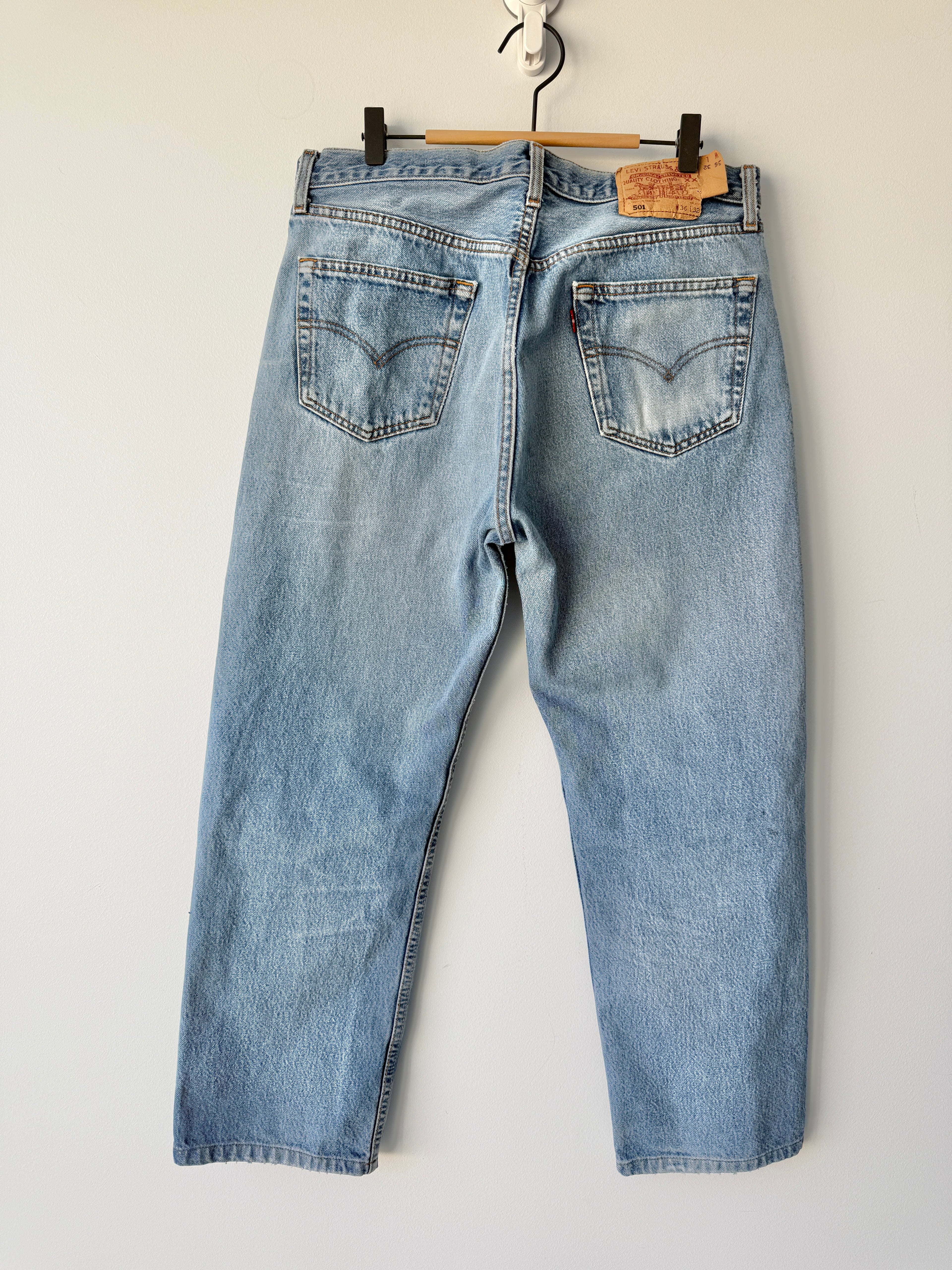 W33 L28 vintage Levis 501 32-33” measured medium faded blue denim Y2K wallet mark well worn in denim