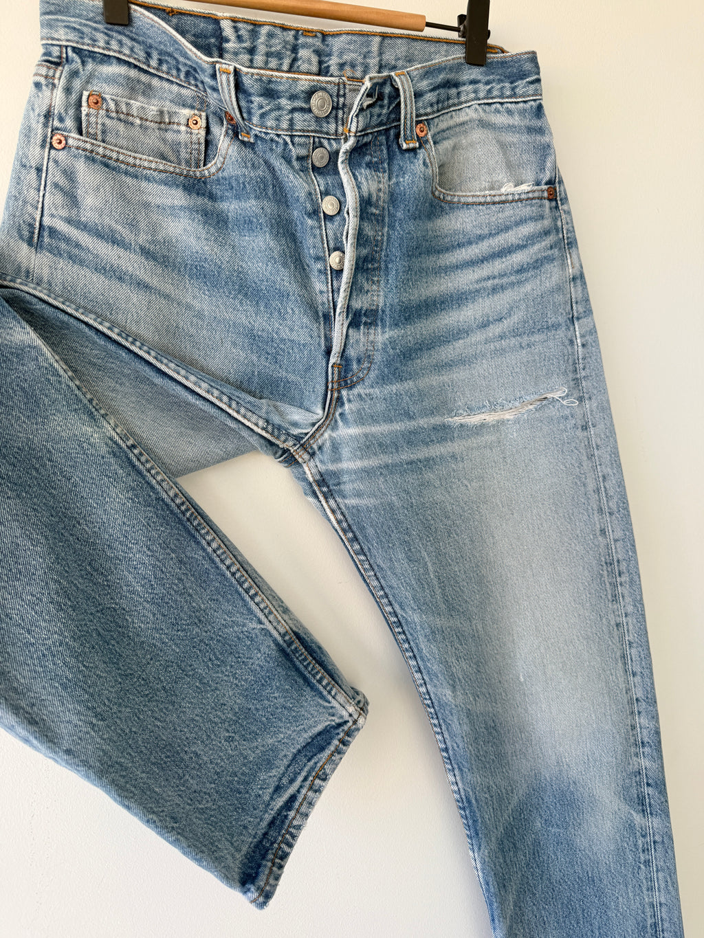 W30 L31 vintage Levis 501 29-30” measured dark whiskers faded blue 90s USA Levi’s 501s