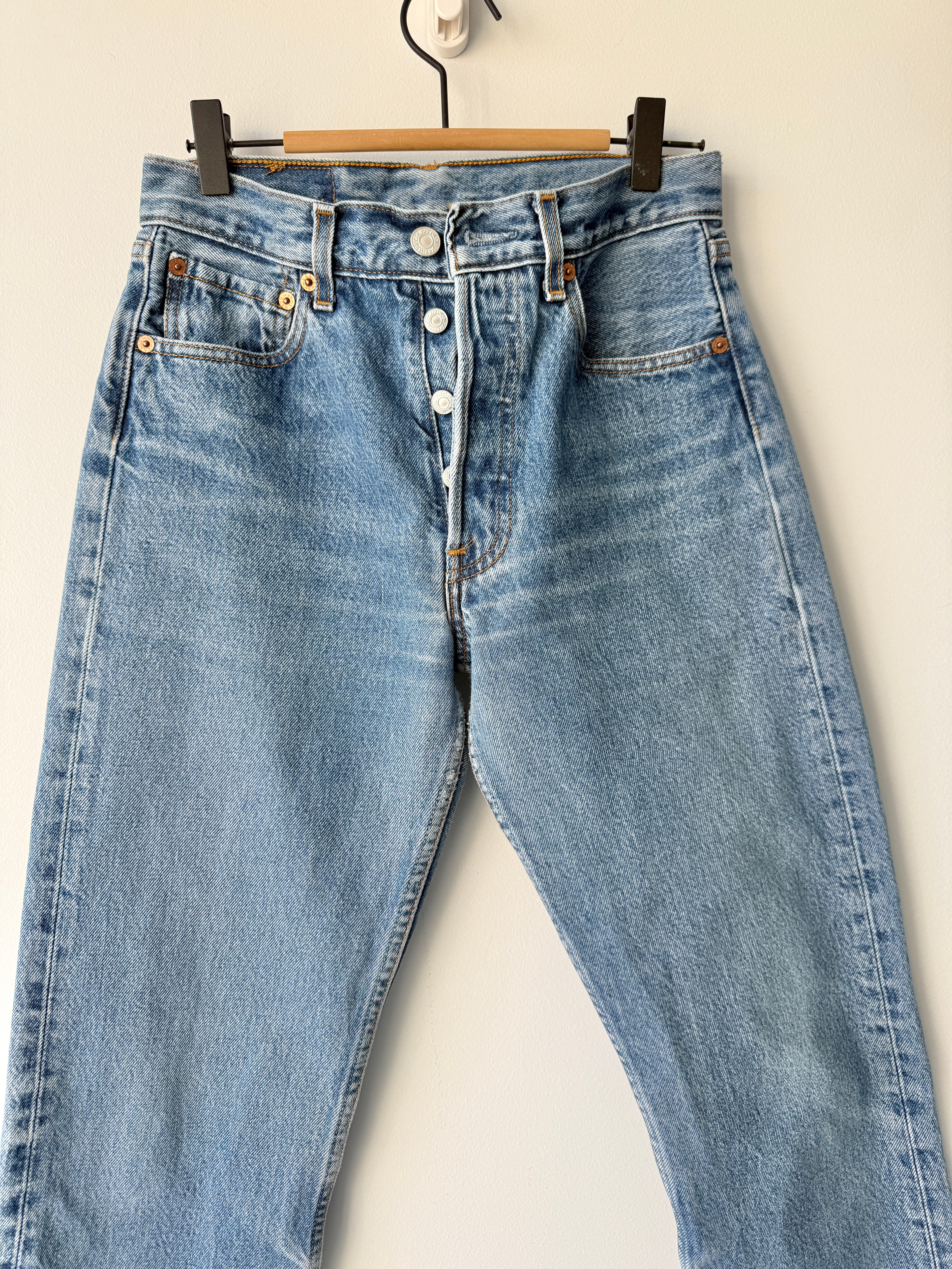 W26 L30 vintage Levis 501 25-26” medium blue 90s Levi’s 501s