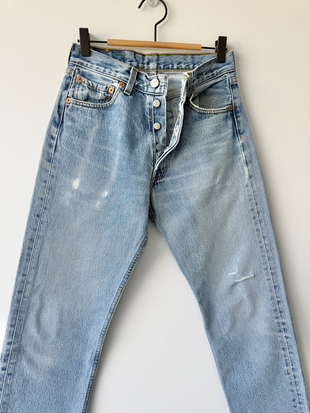 W26 L31 vintage Levis 501 25/26” measured waist medium light blue 501s Y2K wallet mark and cool fades nl