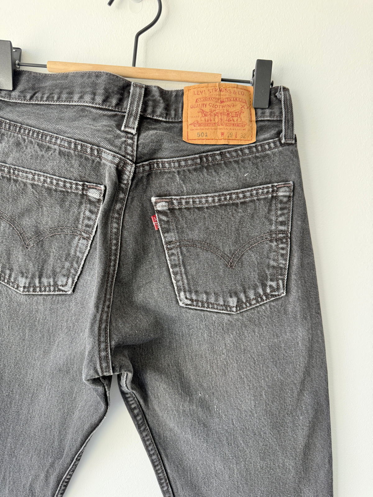 W27 L31 vintage Levis 501s 26/27” measured black faded 501s 90s USA