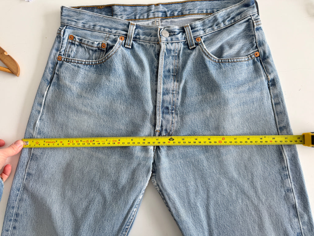 W31 L29 vintage Levis 501 31” measured unique faded blue denim 90s Levi’s 501s