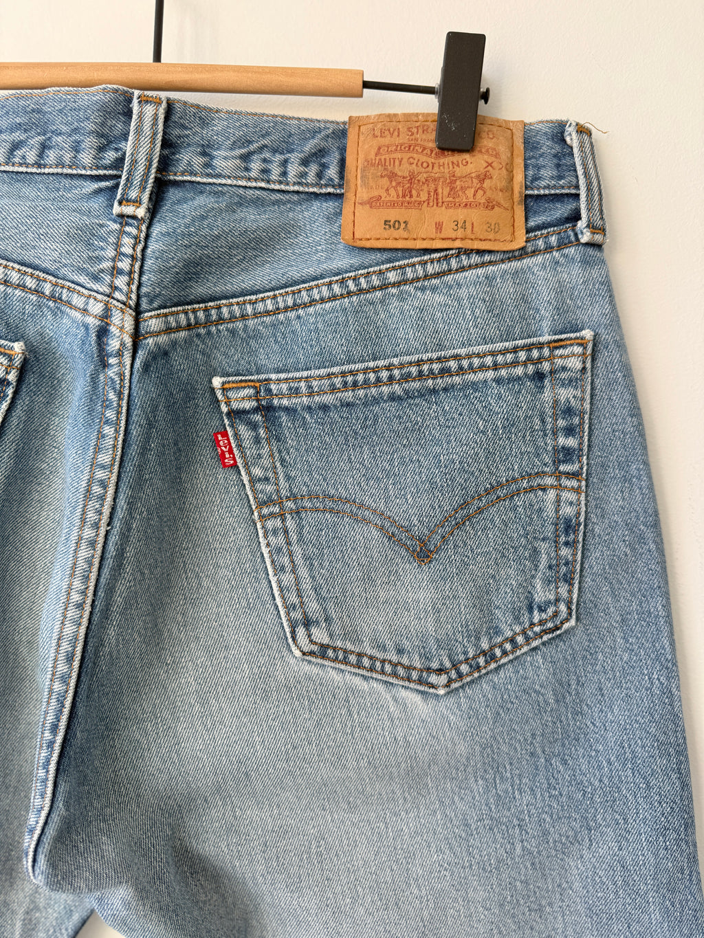 W32 L29 vintage Levis 501 31-32” measured medium faded blue 90s Levi’s 501s