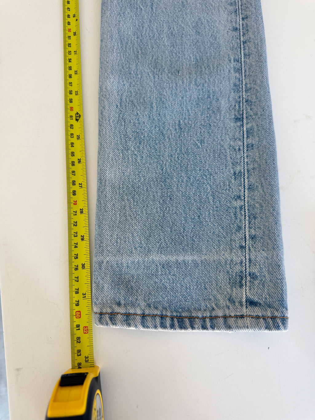 W25 L32 vintage Levis 501 medium light blue 24/25” measured waist 501s USA 90s for women tag