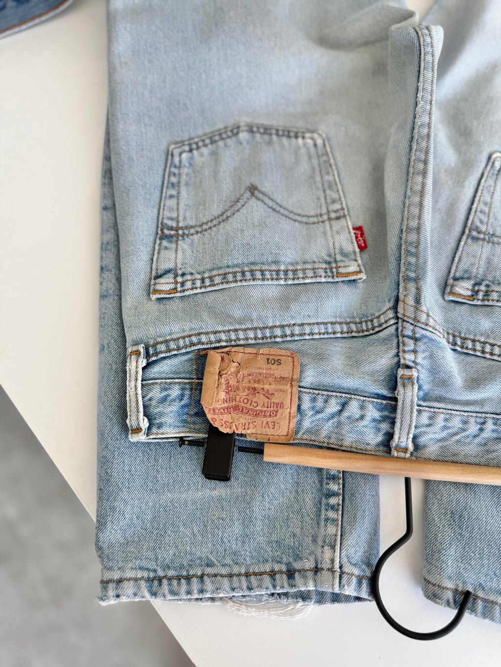 W27 L33 vintage Levis 501 27” measured light faded blue 90’s levi’s 501s