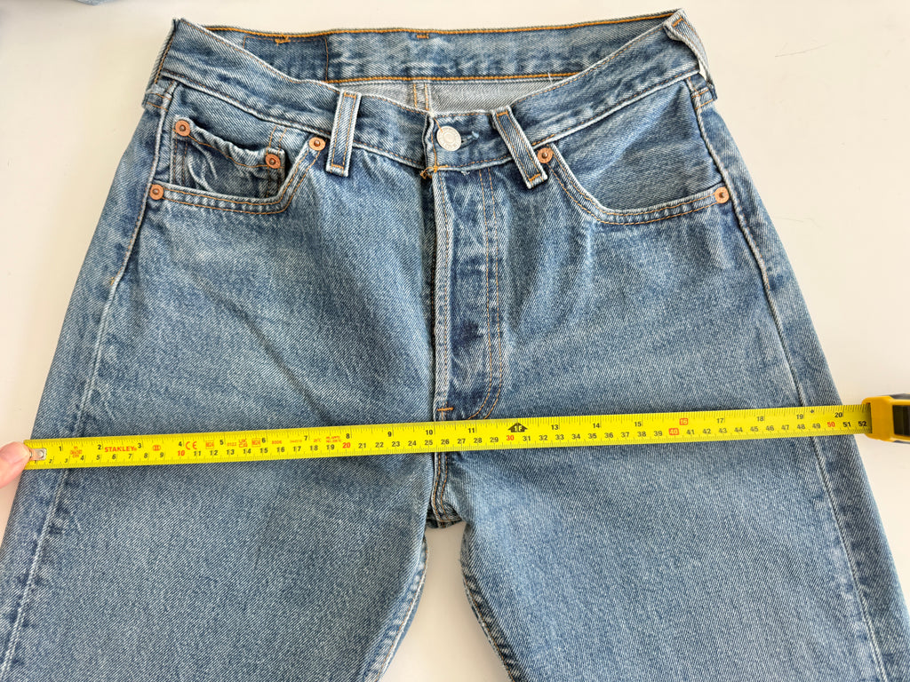 W26 L29 vintage Levis 501s 25/26” medium blue denim Levi’s 501s student fit 90s USA
