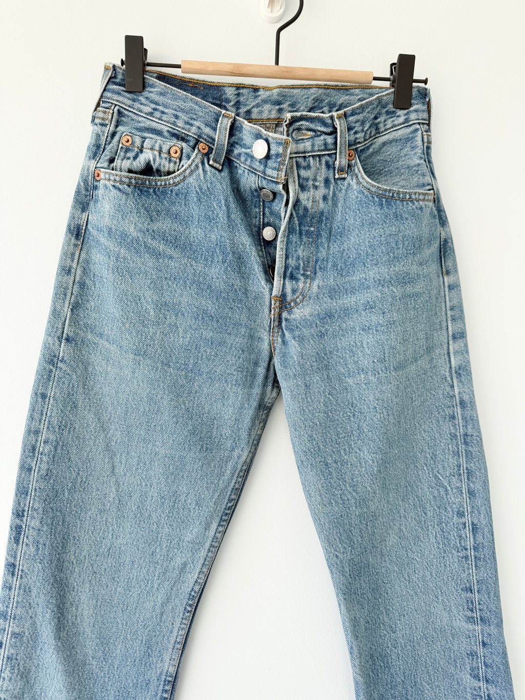 W25 L32 vintage Levis 501s 24/25” measured medium fade blue denim Levi’s 501s 90s
