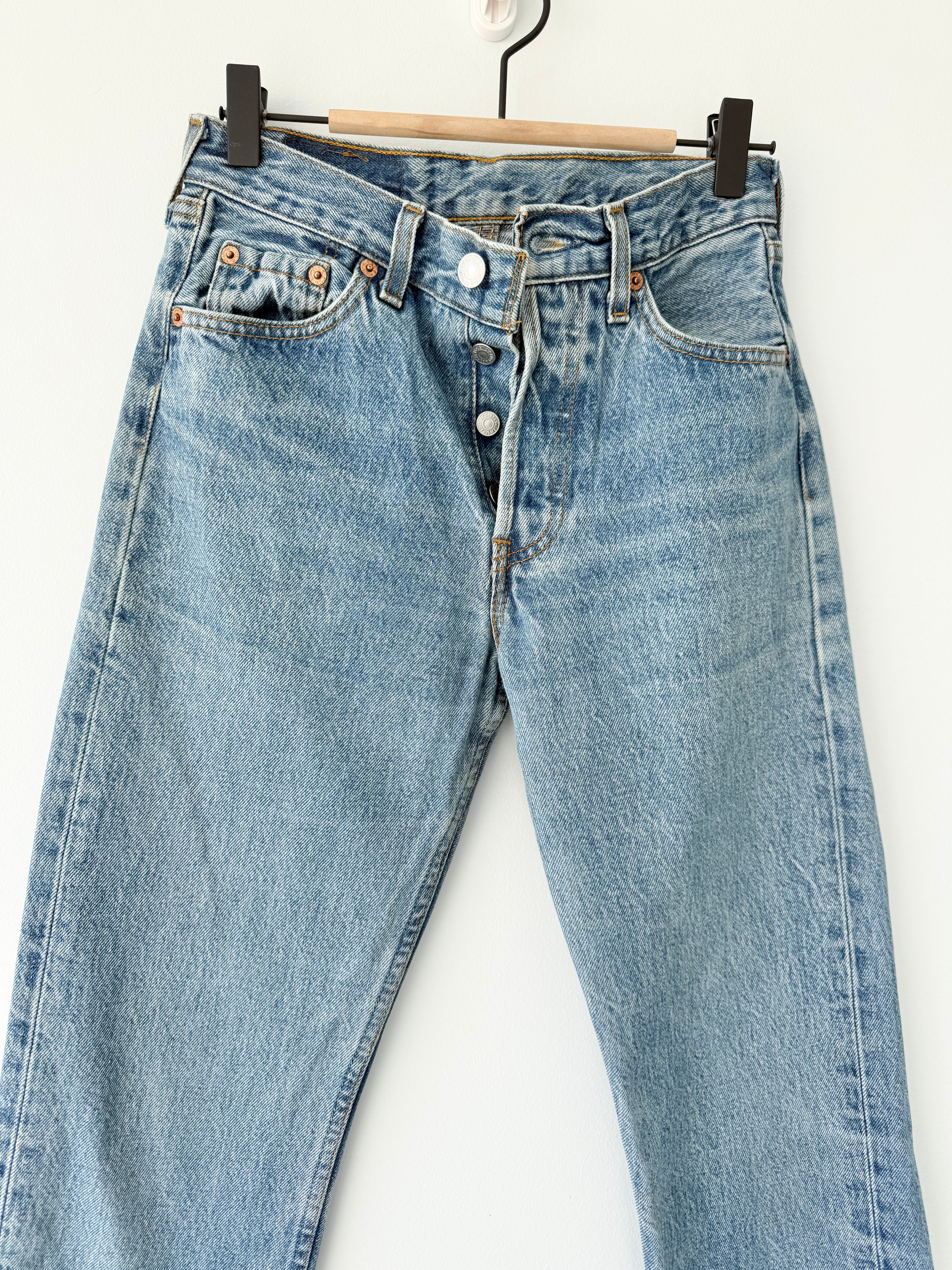 W25 L32 vintage Levis 501s 24/25” measured medium fade blue denim Levi’s 501s 90s