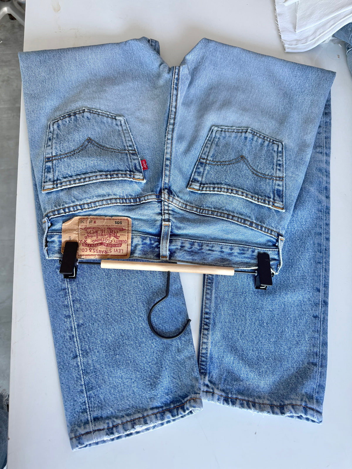 W26 L30 vintage Levis 501 light medium blue 25/26” measured waist 90s levis 501s