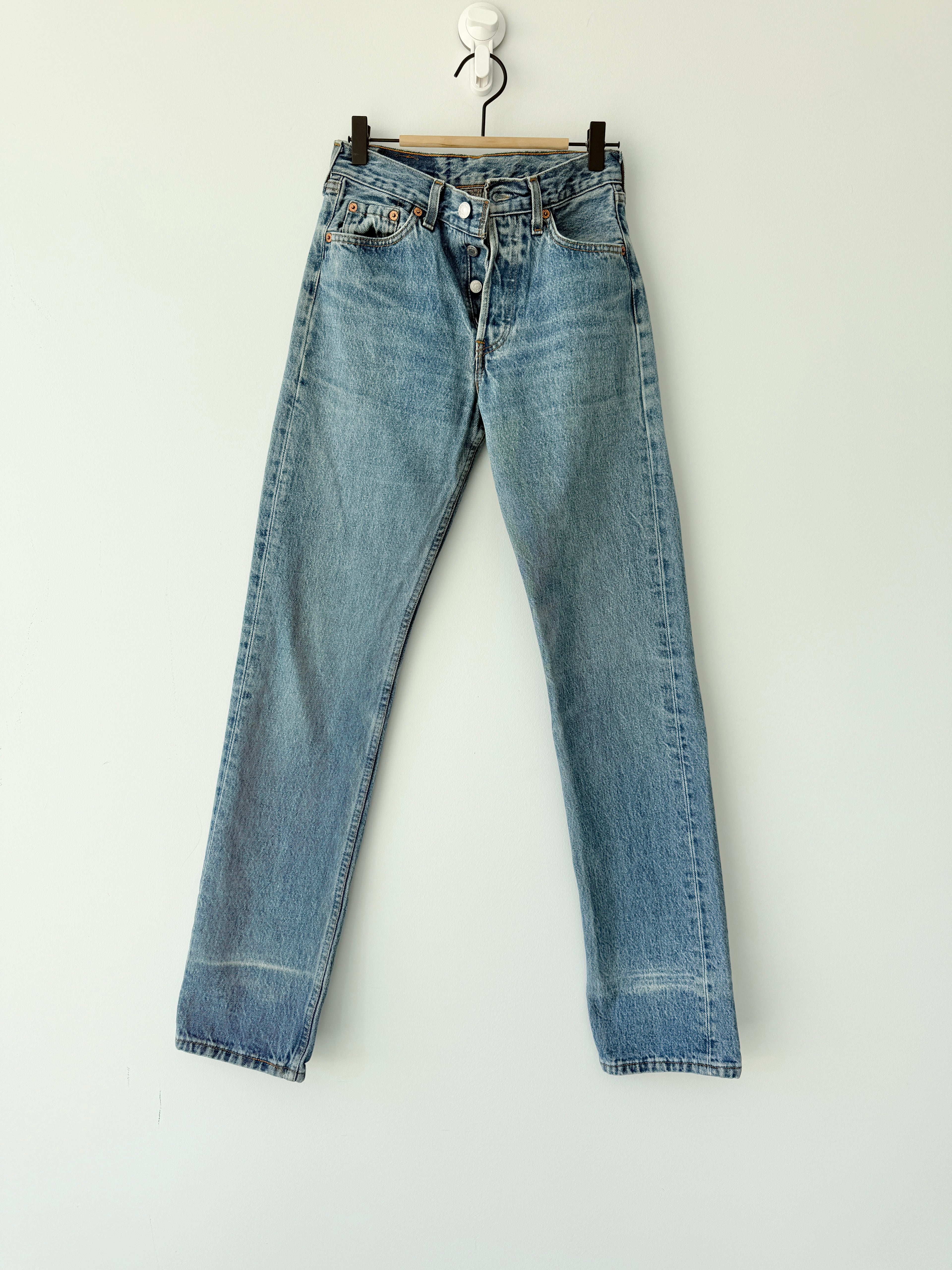 W25 L32 vintage Levis 501s 24/25” measured medium fade blue denim Levi’s 501s 90s