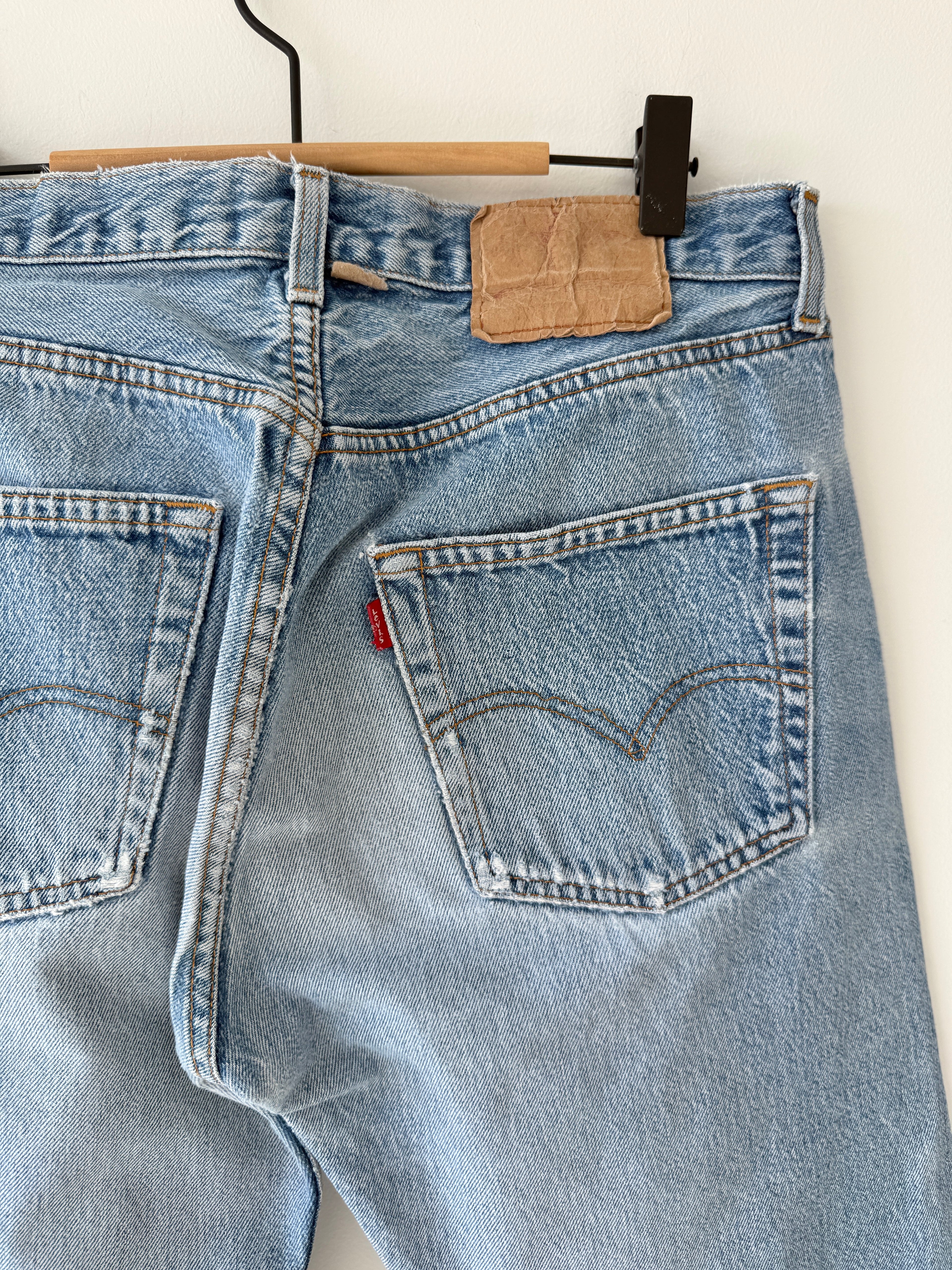 W31 L31 vintage Levis 501 30/31” measured waist light faded blue 80s 501s