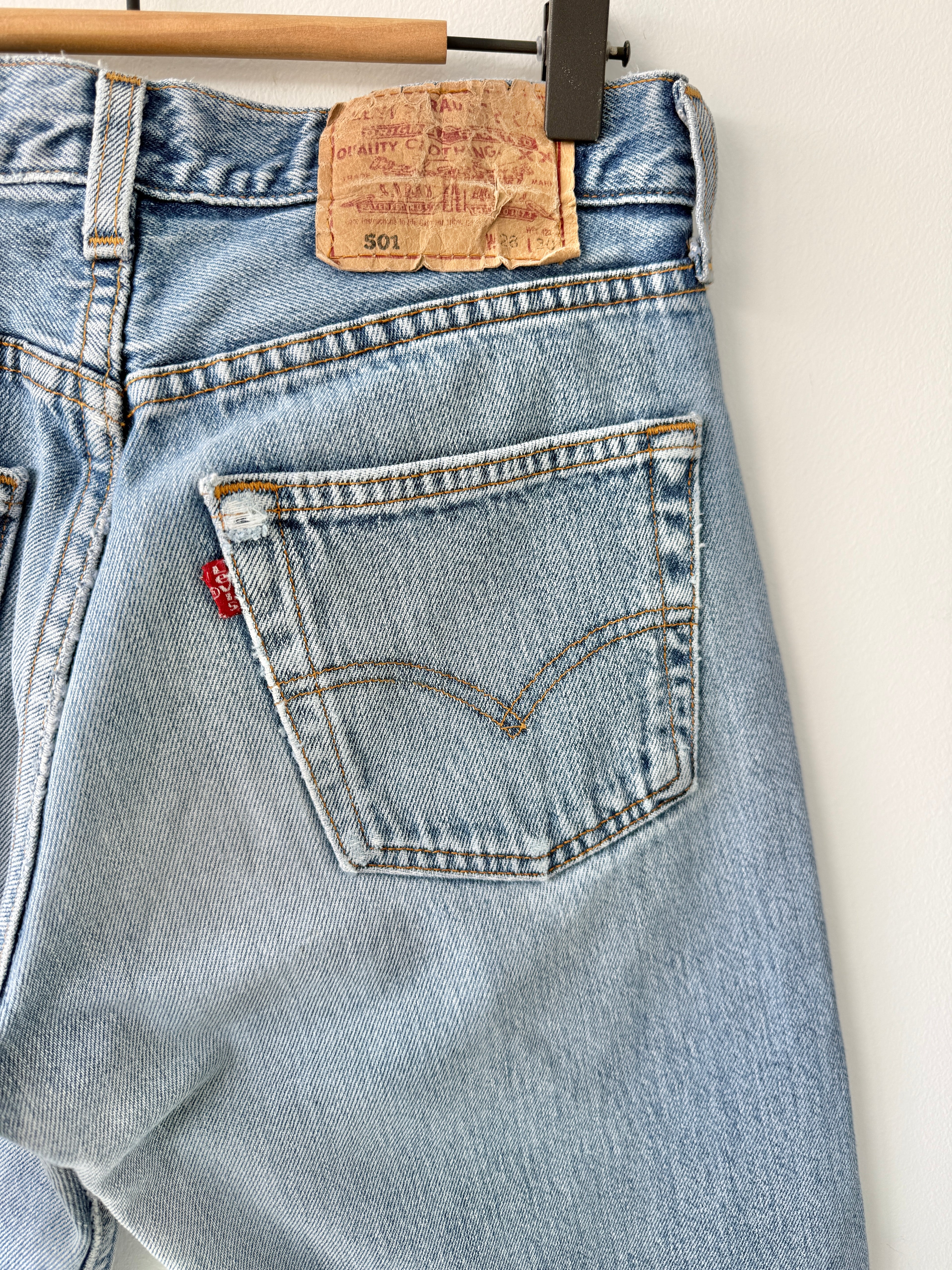 W26 L29 vintage Levis 501s 25/26” light medium blue denim Levi’s 501s 90s USA