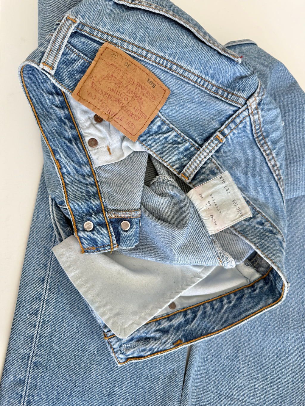 W28 L31 vintage Levis 501 27/28” measured waist medium blue 90s USA  501s