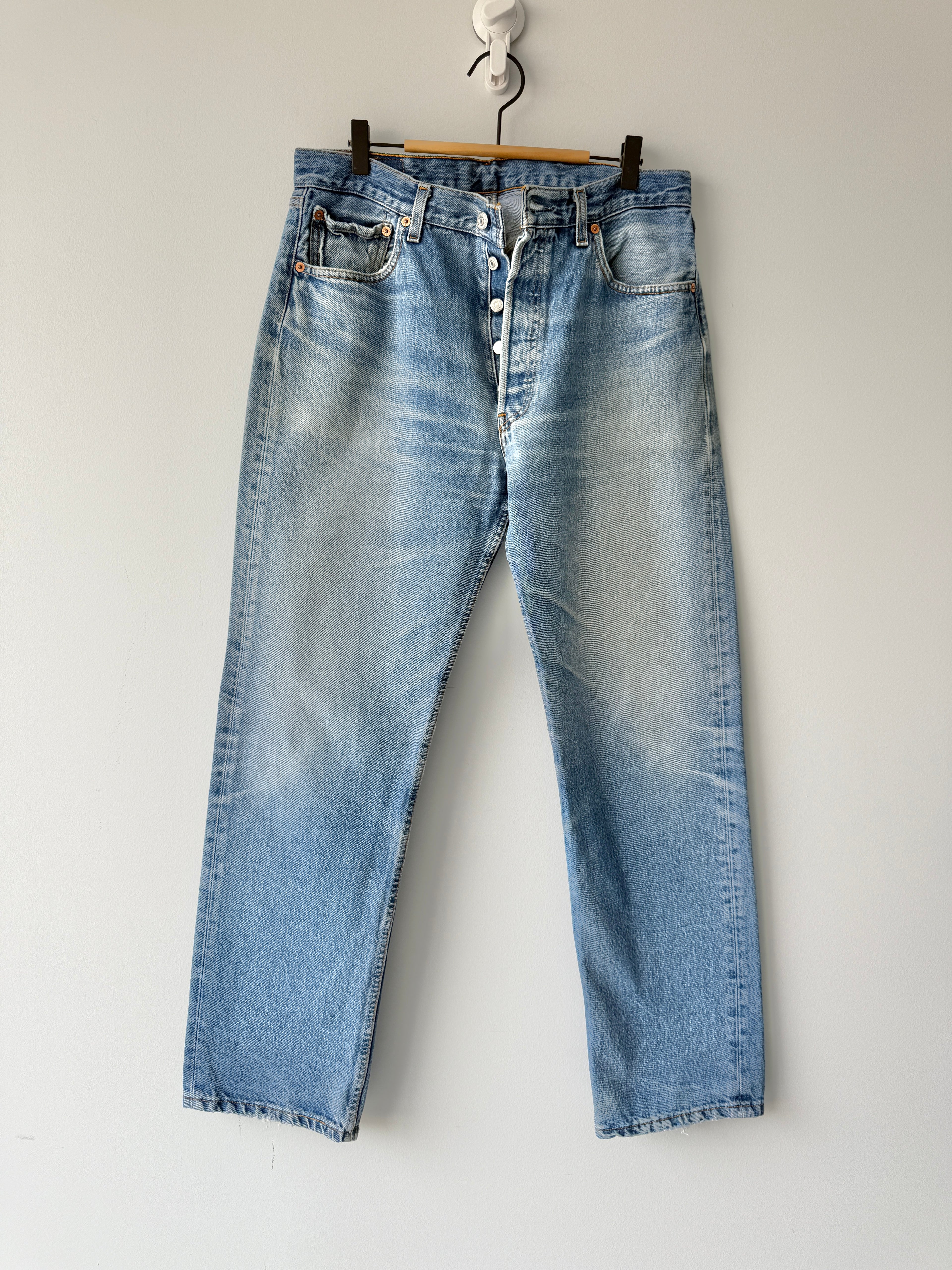W32 L30 vintage Levis 501 31-32” measured waist faded medium blue made in y2k