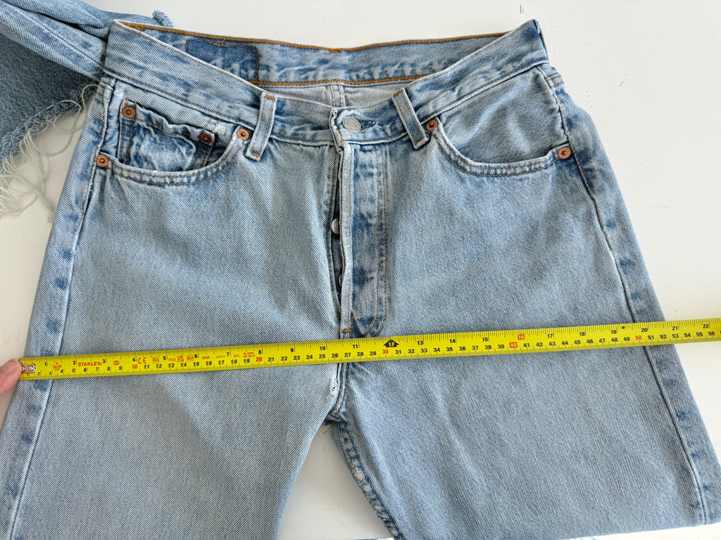 W27 L29 vintage Levis 501 27” measured waist light blue 501s 90s USA student fit denim