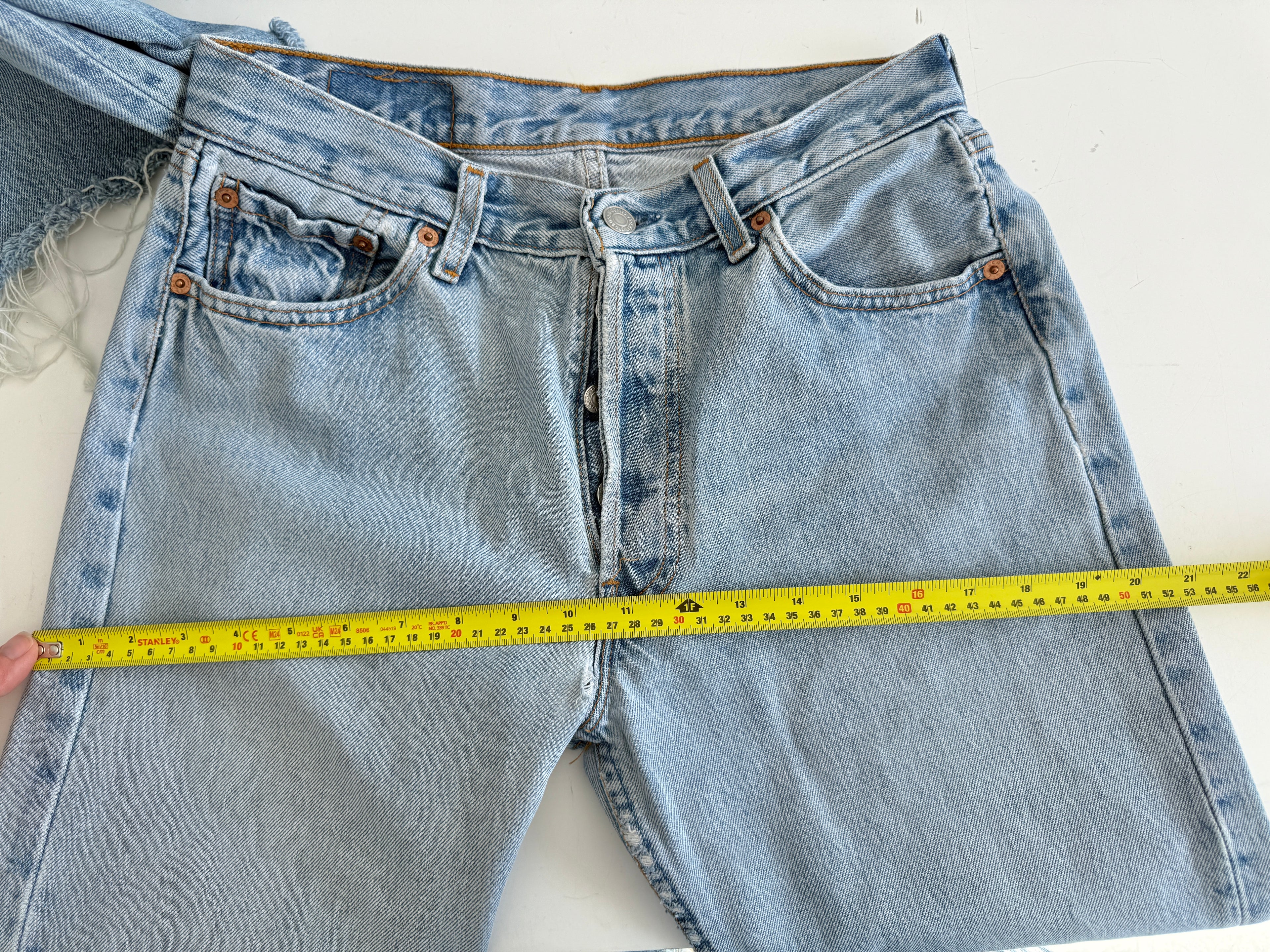 W27 L29 vintage Levis 501 27” measured waist light blue 501s 90s USA student fit denim