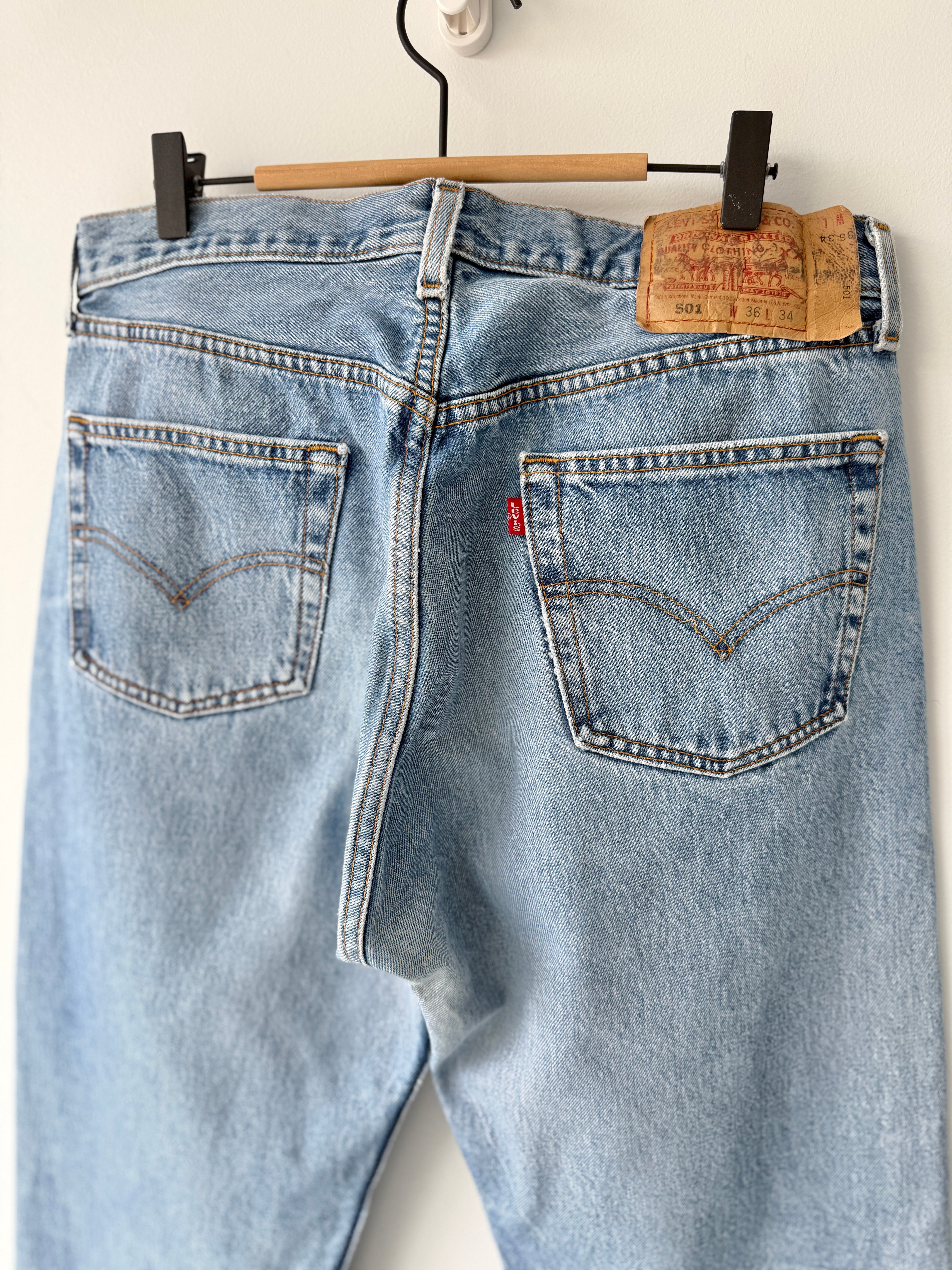 W33 L33 vintage Levis 501 32/33” measured medium blue faded 90s USA Levi’s 501s