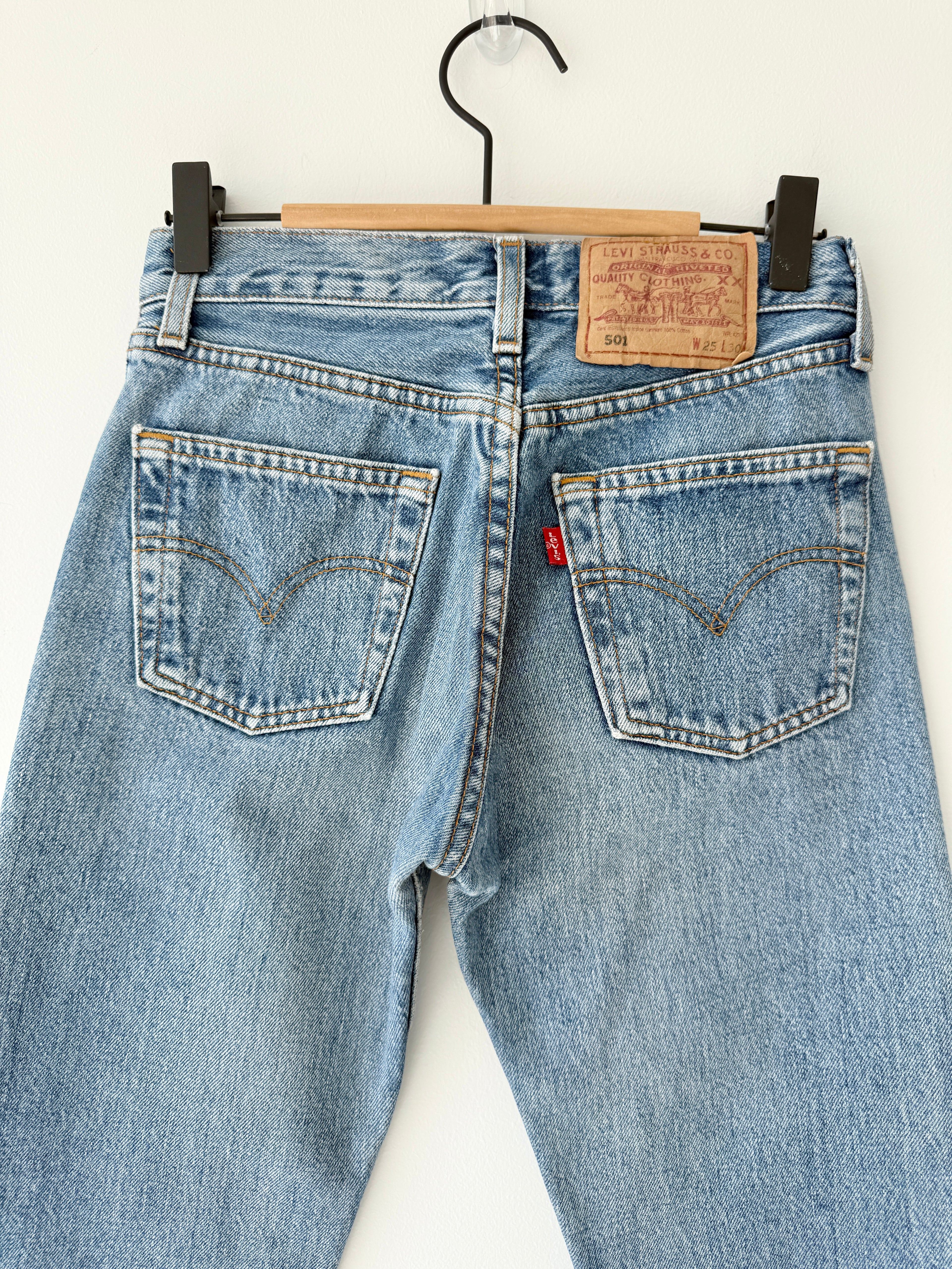 Softer W23 L29 vintage Levis 501 22/23” measured waist medium blue 90s 501s