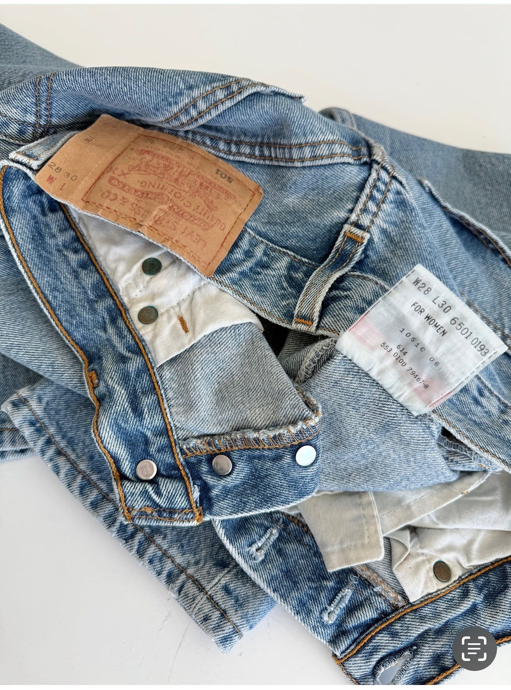 W27 L29 Levis 501 vintage 26-27” measured waist medium blue made in USA 90s for women tag