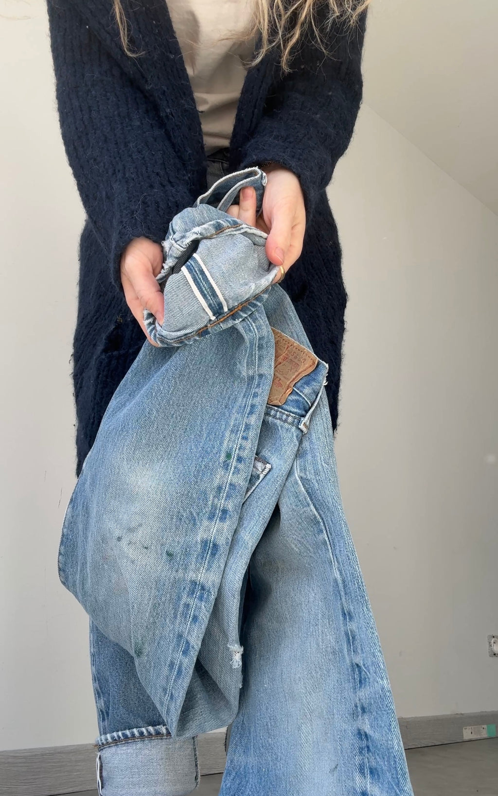 Selvedge W27 L30 vintage Levis 501 26-27”measured medium blue 80s USA 501 selvedge distressed & paint 501s
