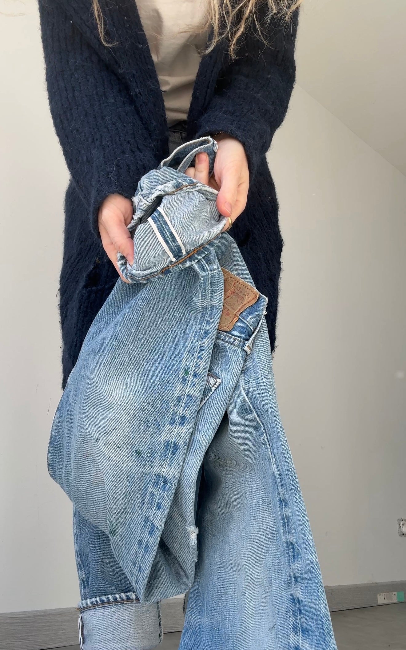 Selvedge W27 L30 vintage Levis 501 26-27”measured medium blue 80s USA 501 selvedge distressed & paint 501s