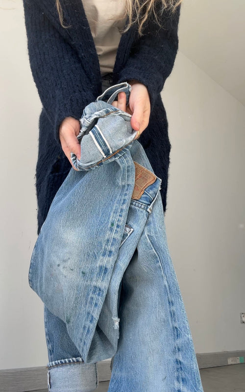 Selvedge W27 L30 vintage Levis 501 26-27”measured medium blue 80s USA 501 selvedge distressed & paint 501s